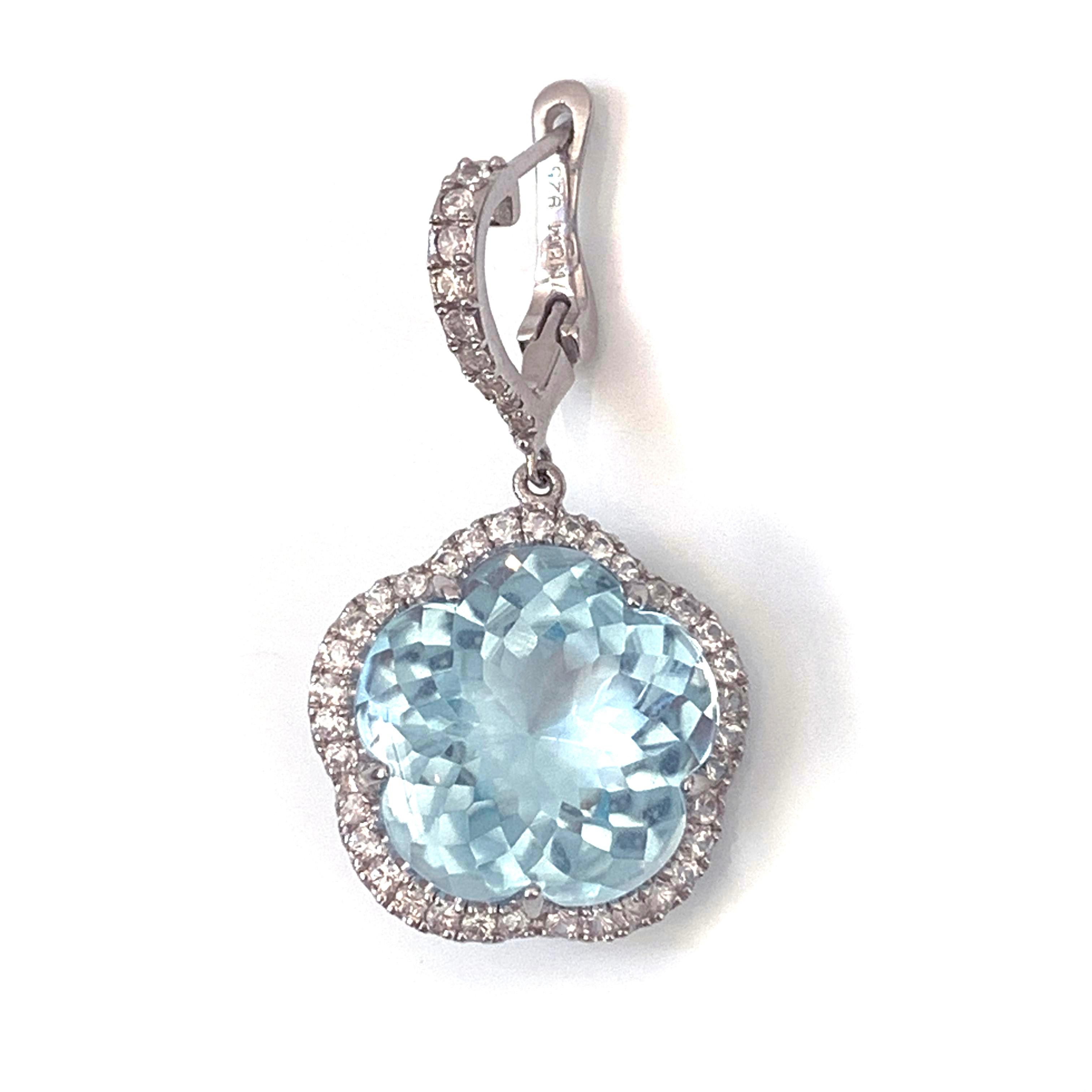 Boucles d'oreilles fleuri topaze bleue et saphir blanc 30 carats Neuf - En vente à Los Angeles, CA