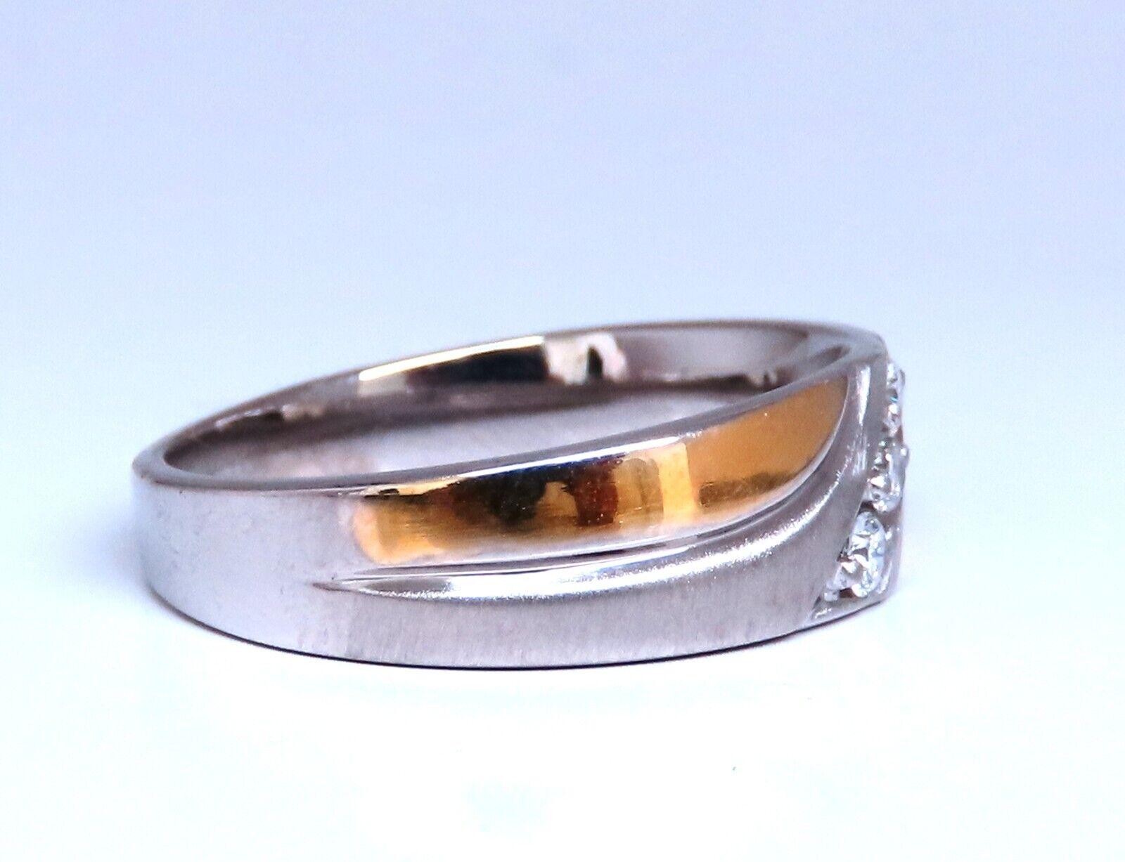 Taglio rotondo Anello tradizionale con diamante tondo naturale da uomo da .30ct. in oro 14kt in vendita
