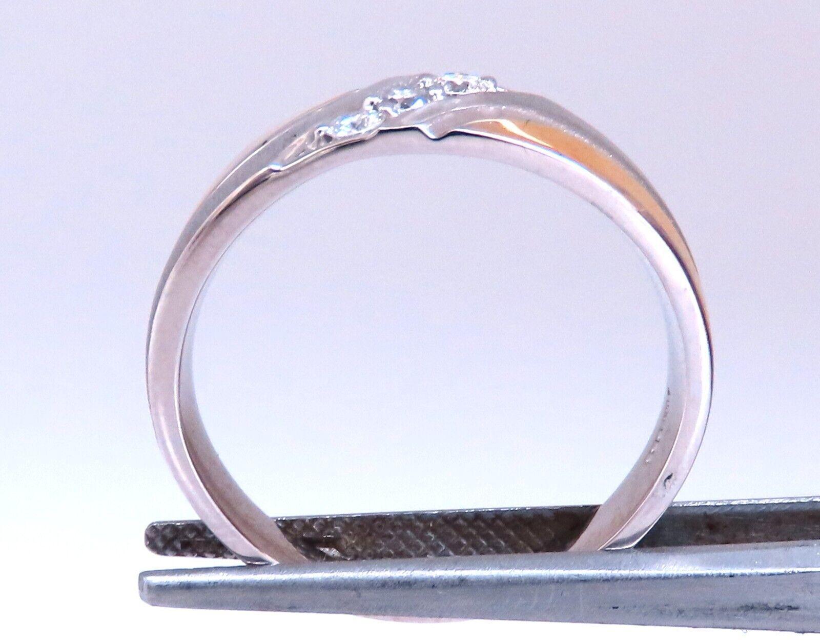 Anello tradizionale con diamante tondo naturale da uomo da .30ct. in oro 14kt In condizioni Nuovo in vendita a New York, NY