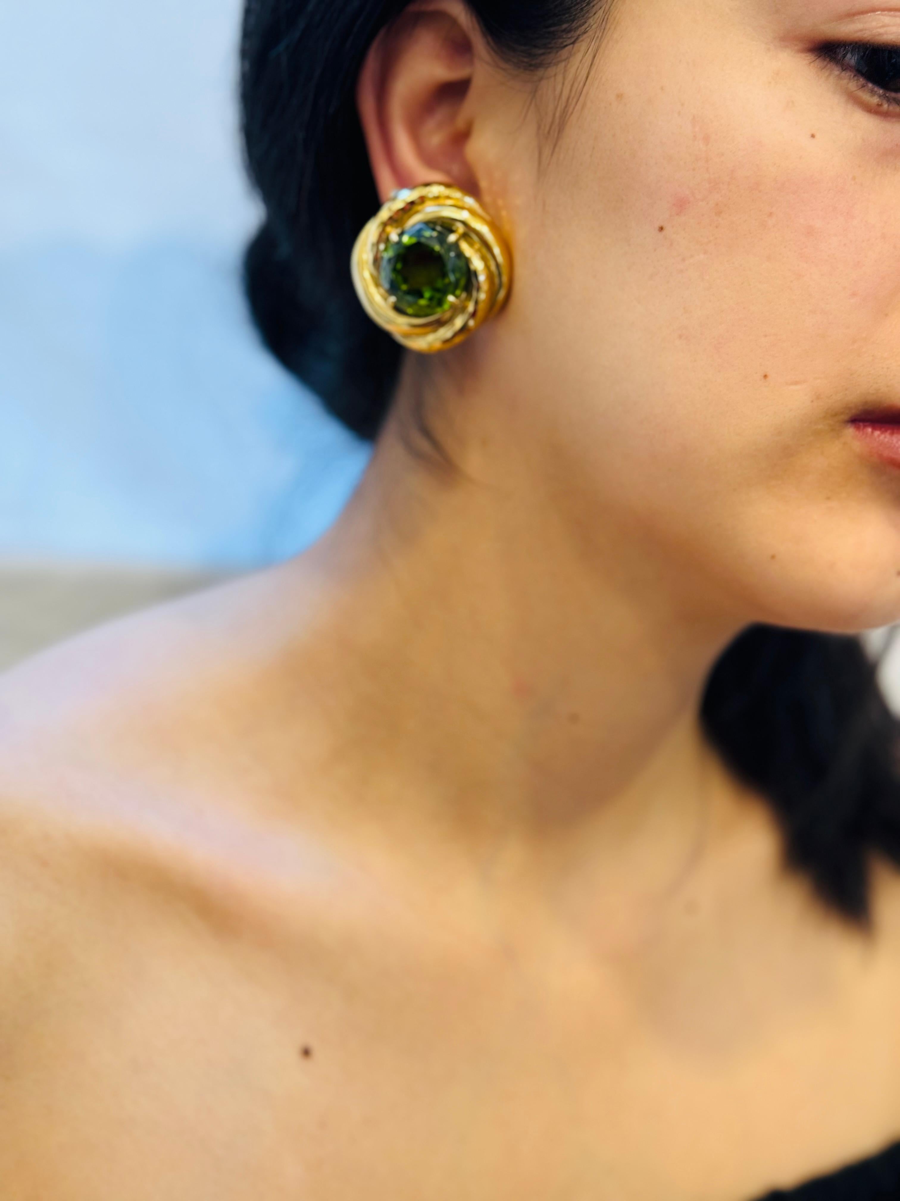Pendientes de peridoto redondo natural de 30 ct de Andrew Clunn en oro martillado de 18 ct, con clip en venta 7