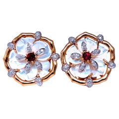 Boucles d'oreilles à grappes en rubis naturels, diamants et nacre, 0,30 ct, or 14 carats*