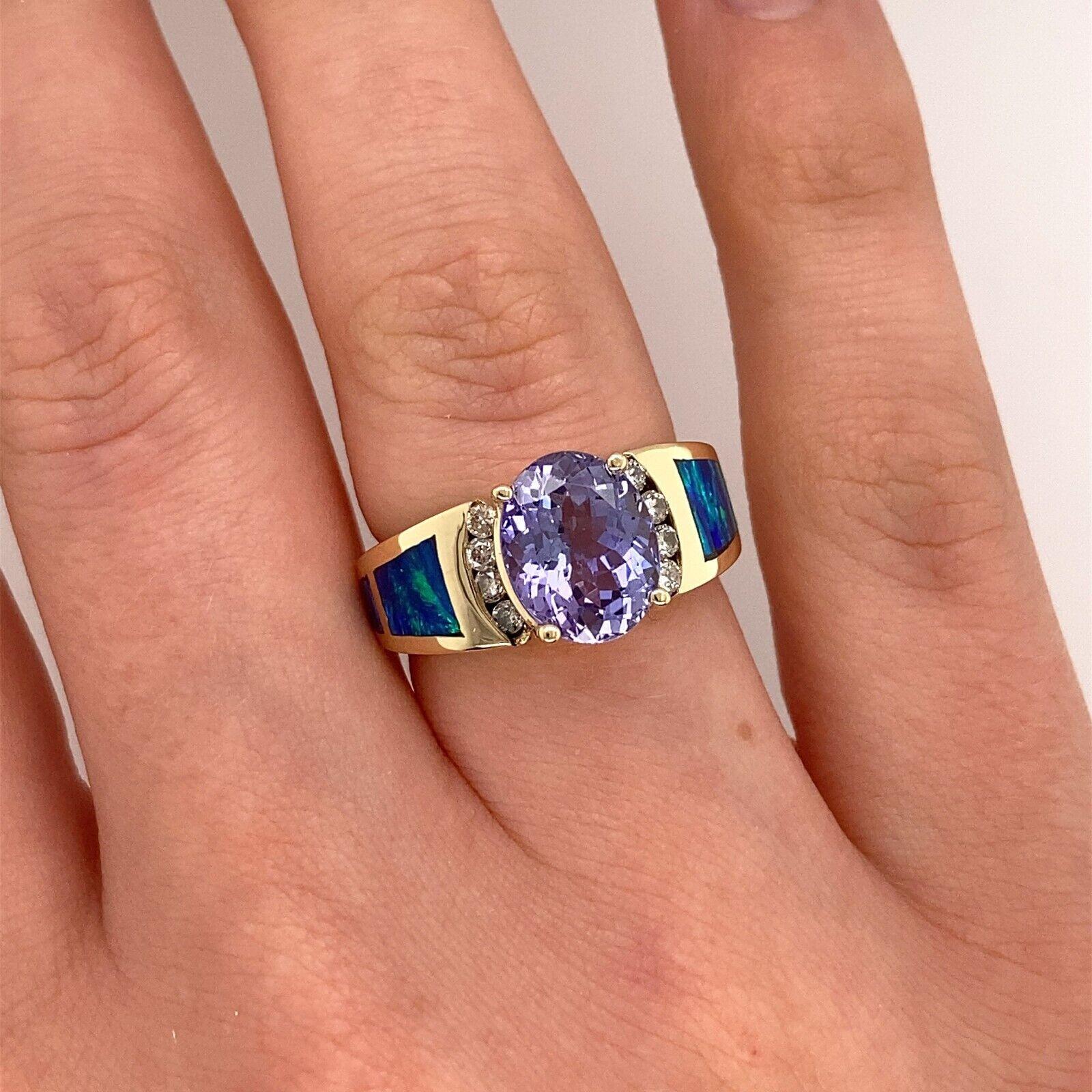 3.0ct Oval Tanzanite Set with 8 Natural Diamonds in 14ct Yellow Gold In Excellent Condition For Sale In London, GB