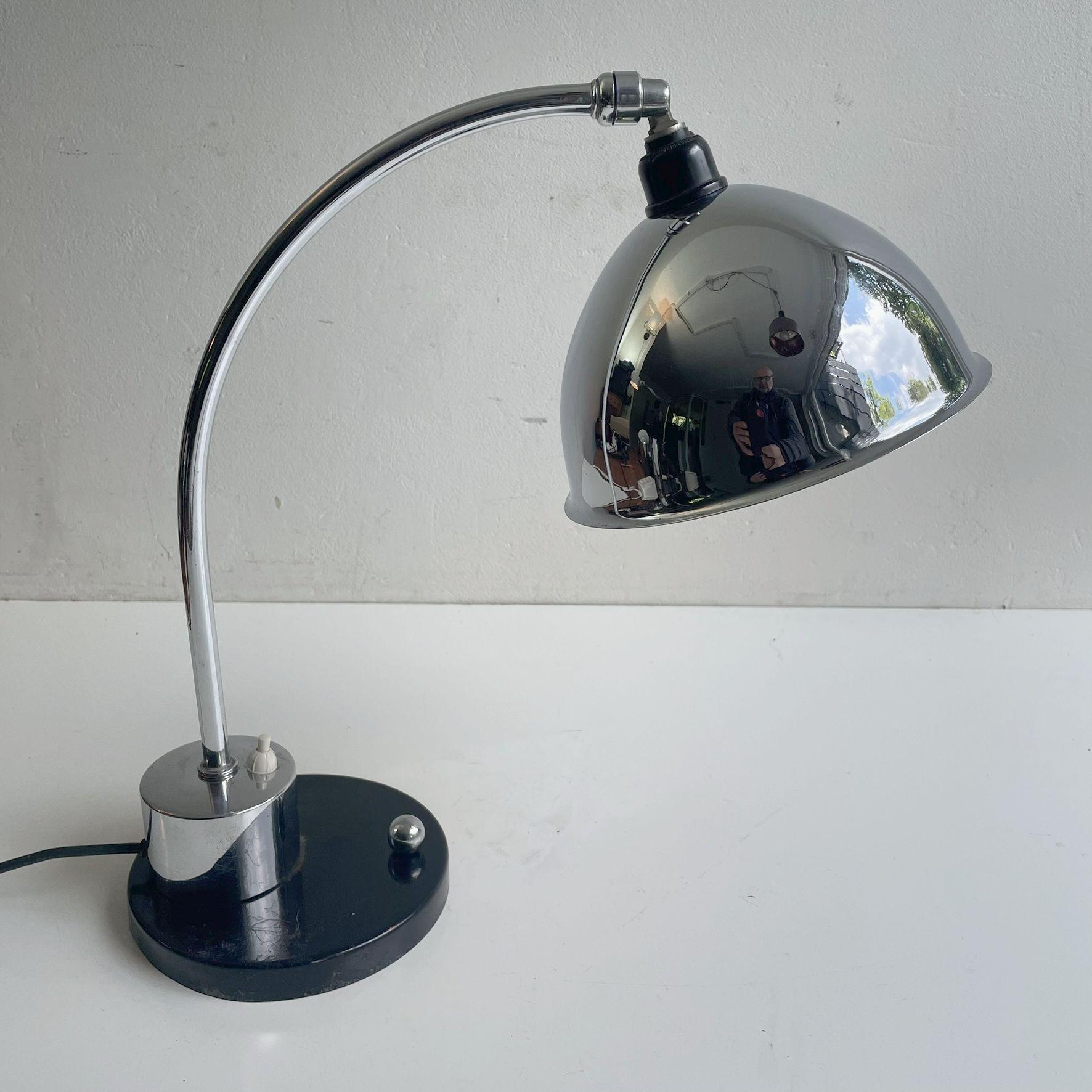 Constructivist desk lamp from the 1930ies. Made by Daalderop, the Netherlands. Excellent vintage condition. Daalderop started in 1880 with the production of mostly tinware in a sober Art Nouveau style. In the 1930ies they made a series of Bauhaus