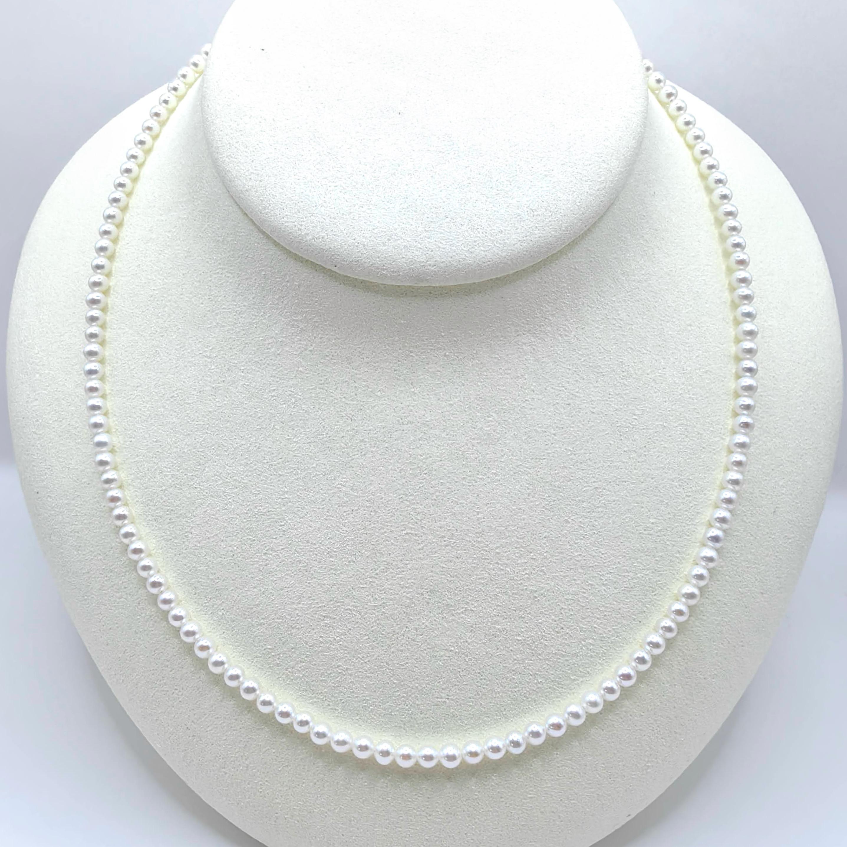 Voici notre exquis collier de perles de culture d'eau douce blanches rondes de 3,0 mm, d'une longueur réglable de 16 à 18 pouces, un accessoire délicat et sophistiqué qui apporte une élégance intemporelle à la garde-robe des hommes et des femmes. Ce