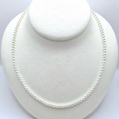 Collier de perles blanches rondes de 3,0 mm avec extension en or blanc 18 carats