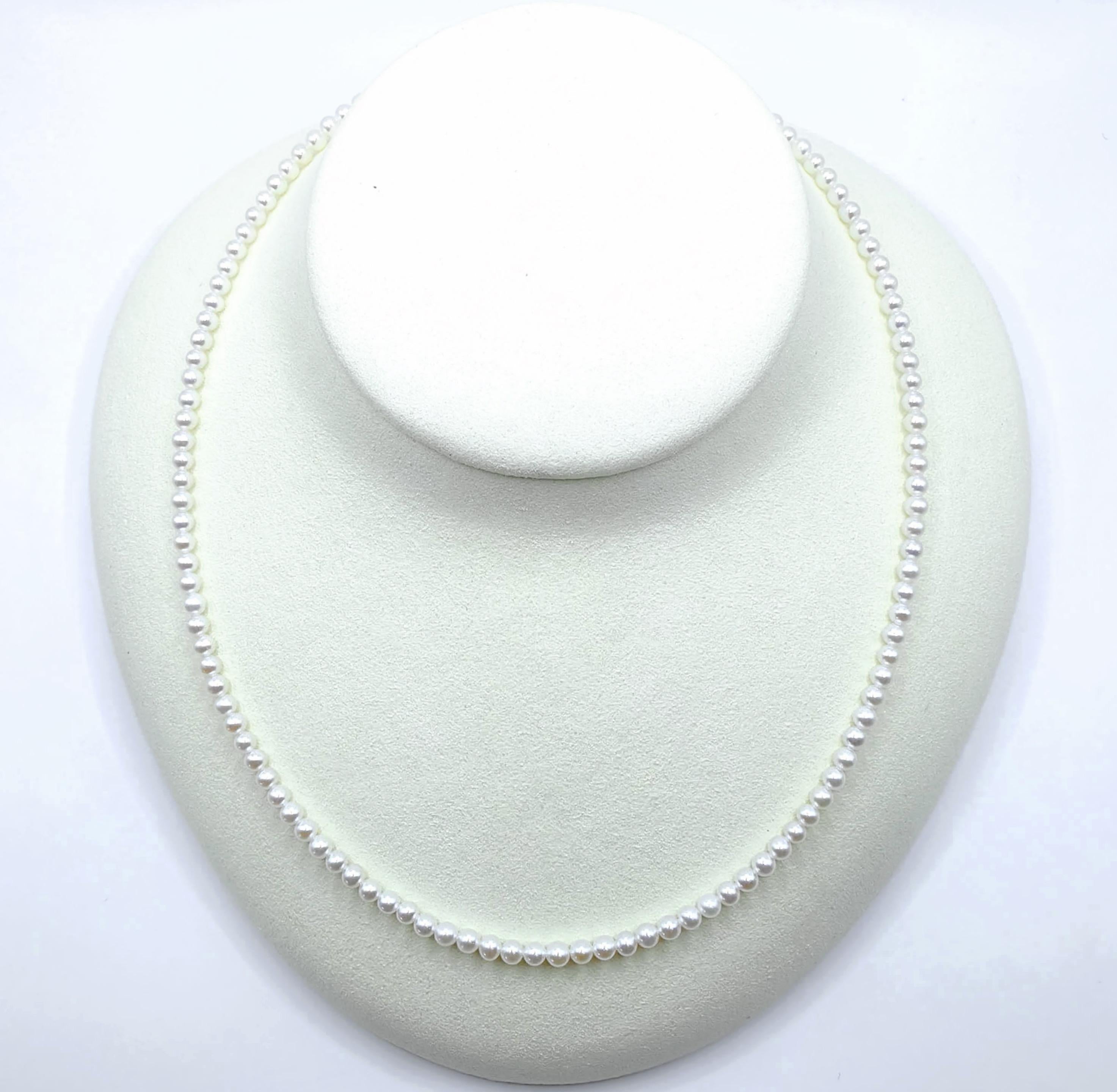 Contemporain Collier de perles blanches rondes de 3,0 mm avec extension en or blanc 18 carats en vente