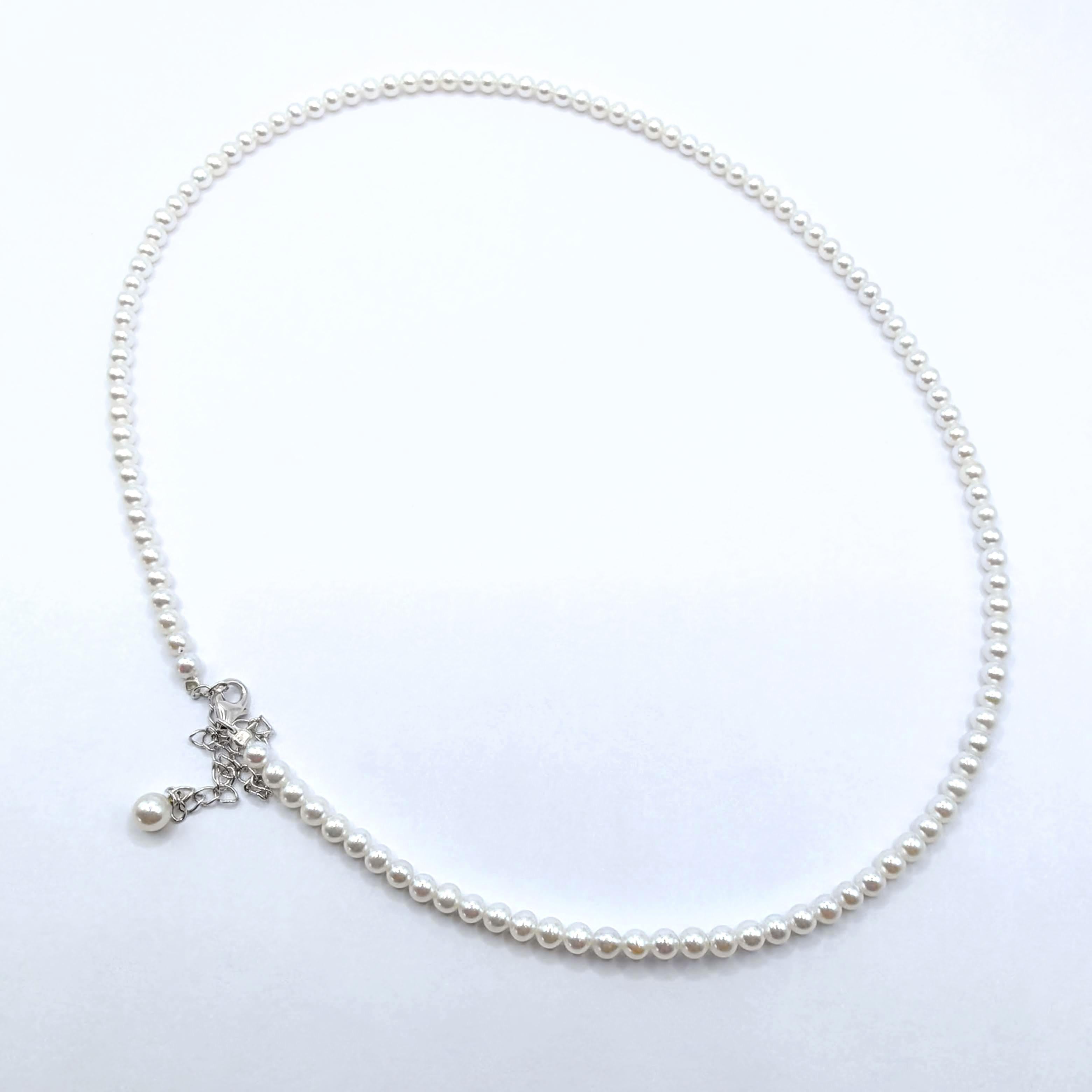 Taille ronde Collier de perles blanches rondes de 3,0 mm avec extension en or blanc 18 carats en vente