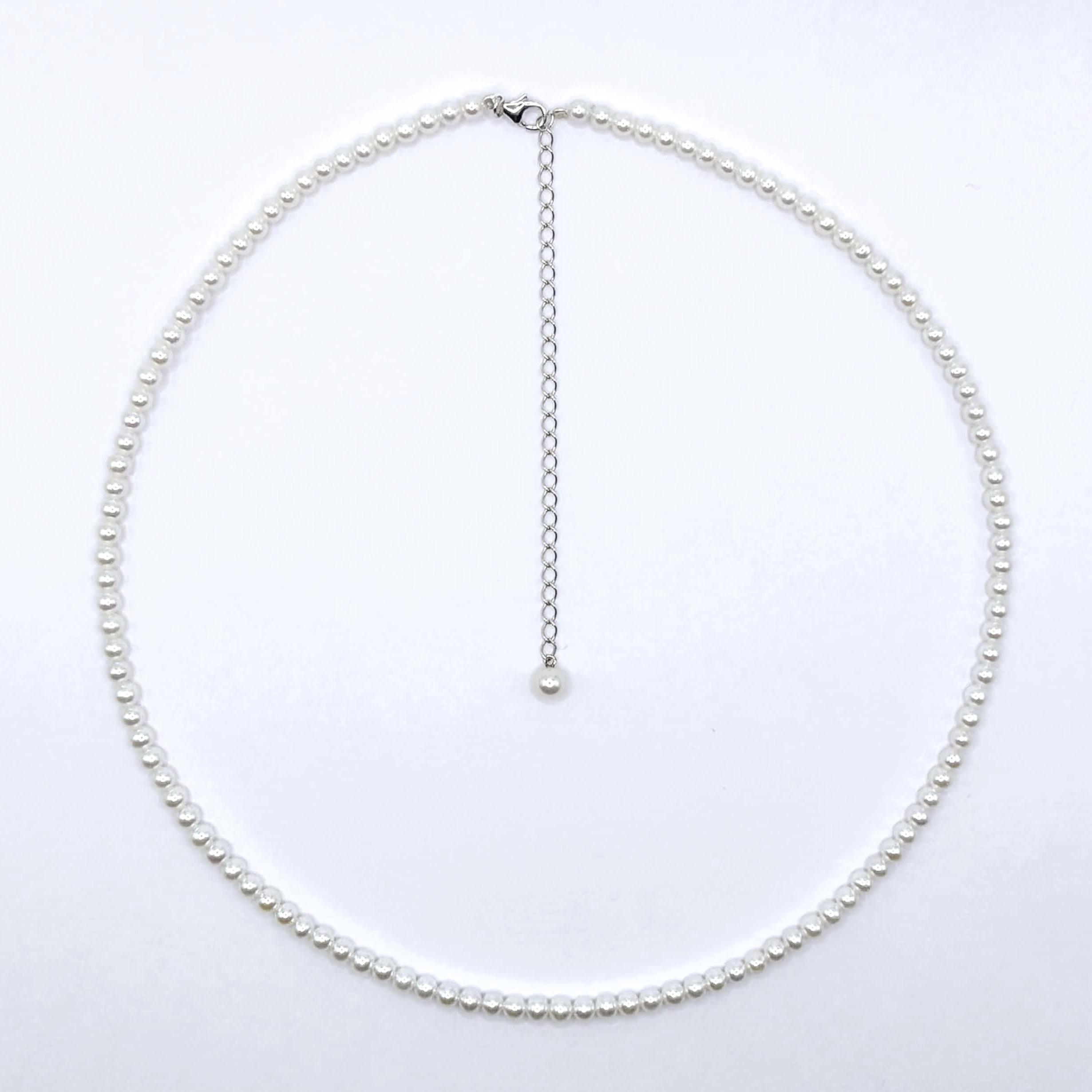 Collier de perles blanches rondes de 3,0 mm avec extension en or blanc 18 carats Pour femmes en vente