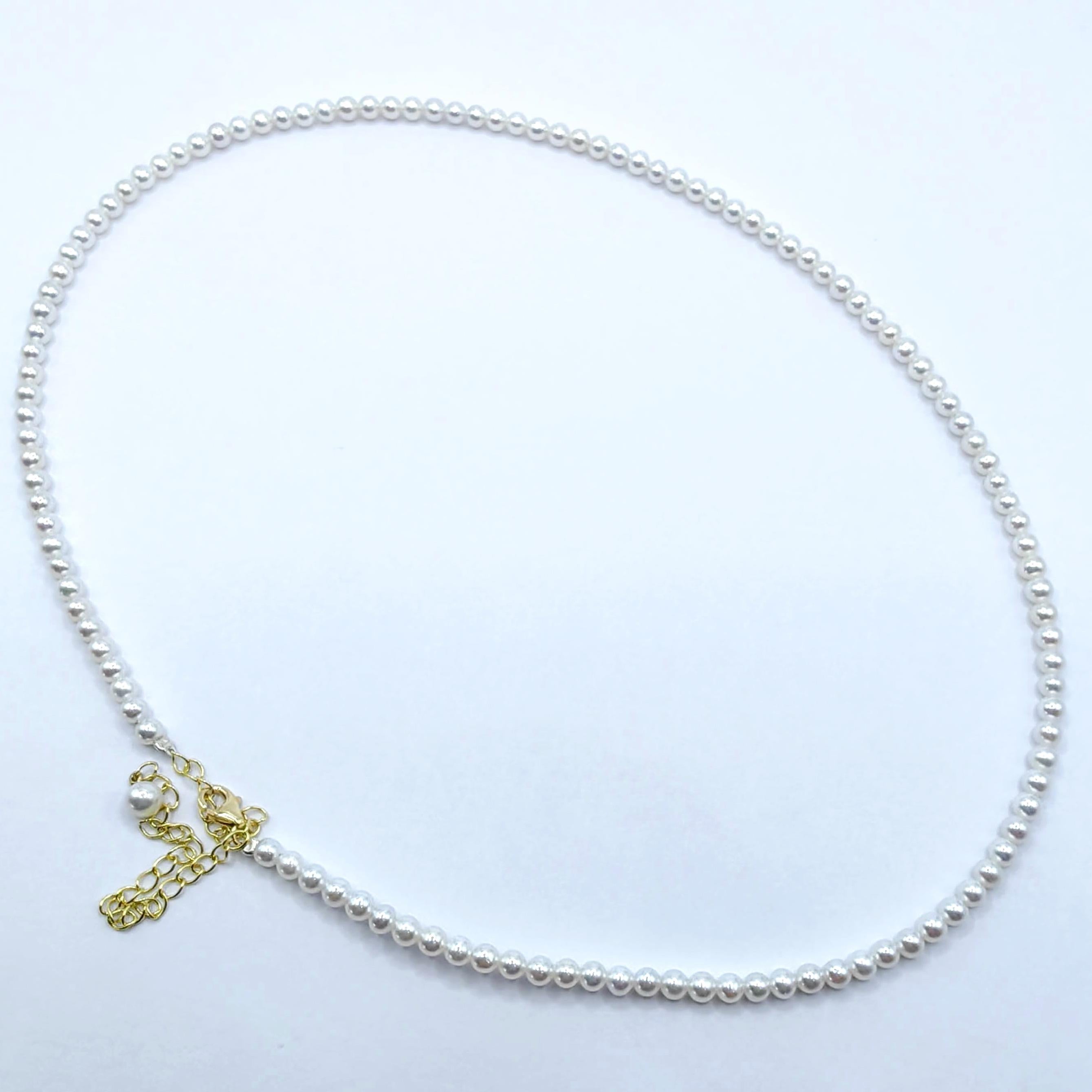 Voici notre exquis collier de perles de culture d'eau douce blanches rondes de 3,0 mm, d'une longueur réglable de 16 à 18 pouces, un accessoire délicat et sophistiqué qui apporte une élégance intemporelle à la garde-robe des hommes et des femmes. Ce