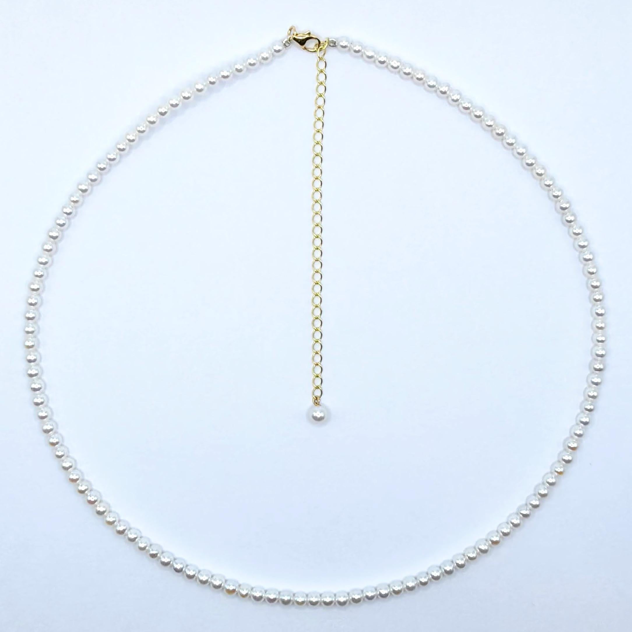 Contemporain Collier de perles blanches rondes de 3,0 mm avec extension en or jaune 18K en vente