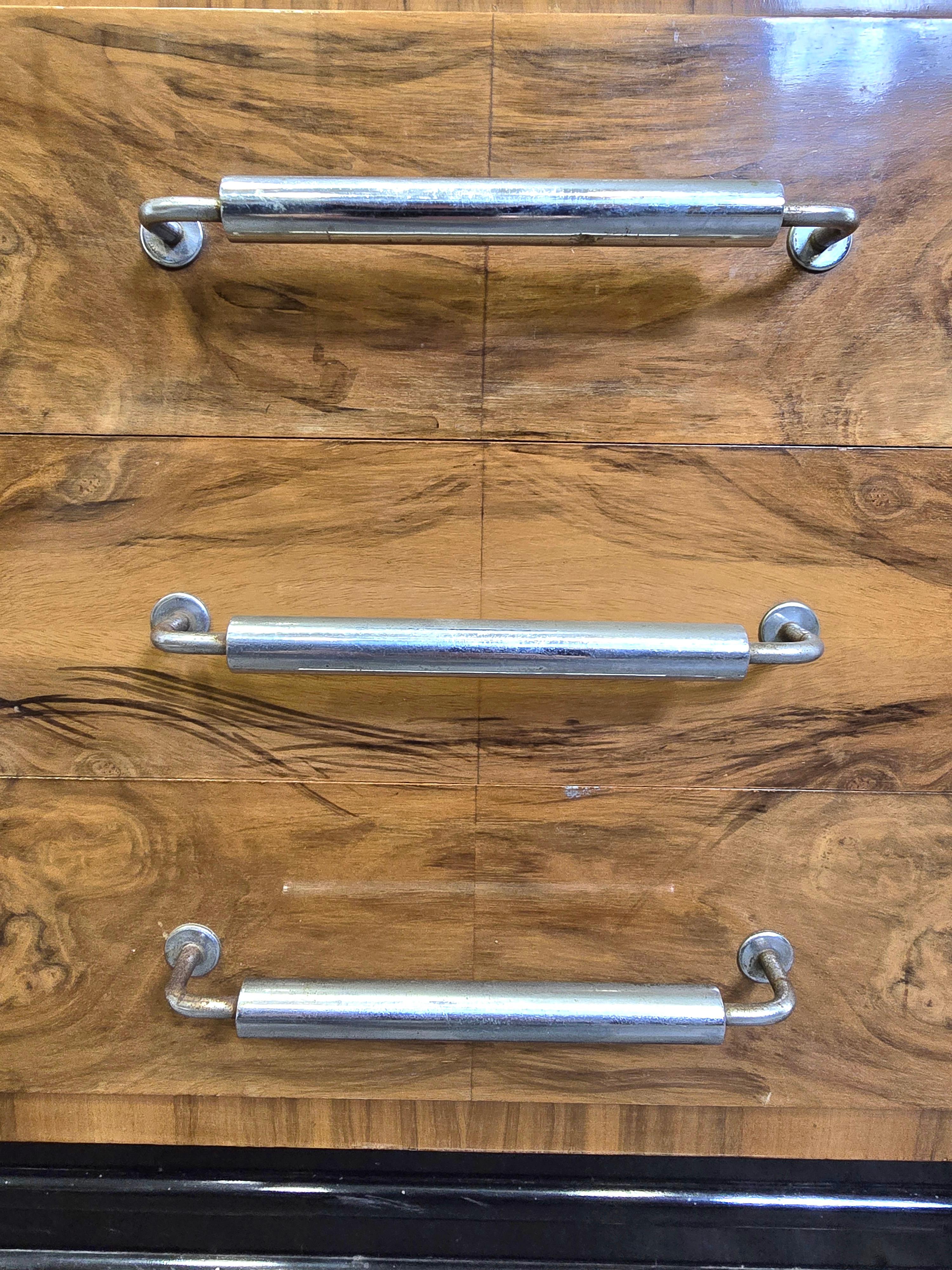 Esta pieza combina lo mejor del Art Déco: material de nogal de alta calidad, diseño elegante pero funcional, versatilidad combinada de almacenamiento (cajón, armario cerrado) y un lenguaje decorativo sobrio. Si te mantienes fiel a estos principios,