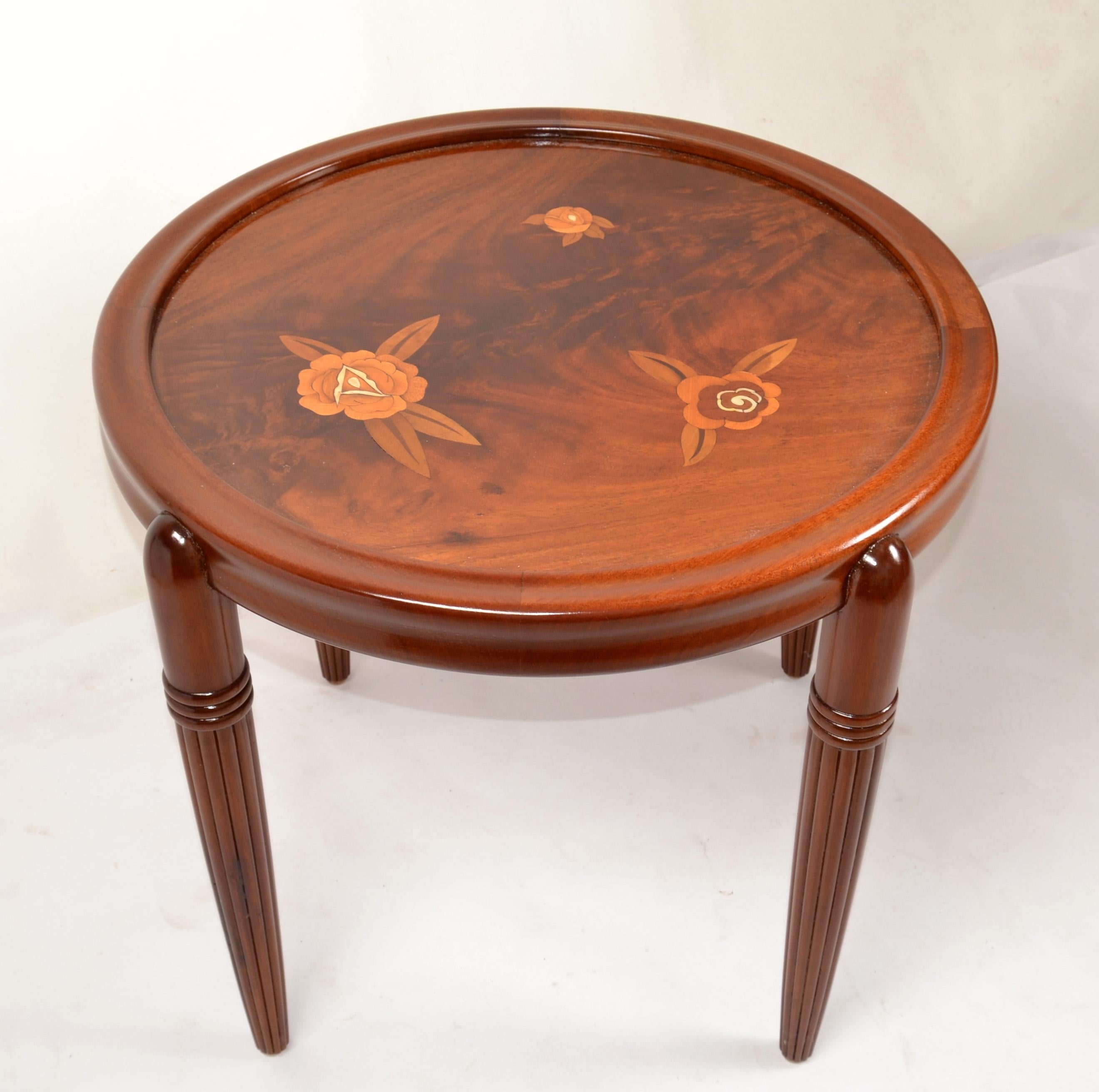 Anmutiger Art Deco Couchtisch aus den 1930er Jahren, entworfen von Jules Leleu in Frankreich.
Verfügt über eine runde Intarsien Mahagoni Holz mit verjüngten.
In gutem, restauriertem Zustand, bereit für ein neues Zuhause.
Maßnahmen:
Höhe: 19,5