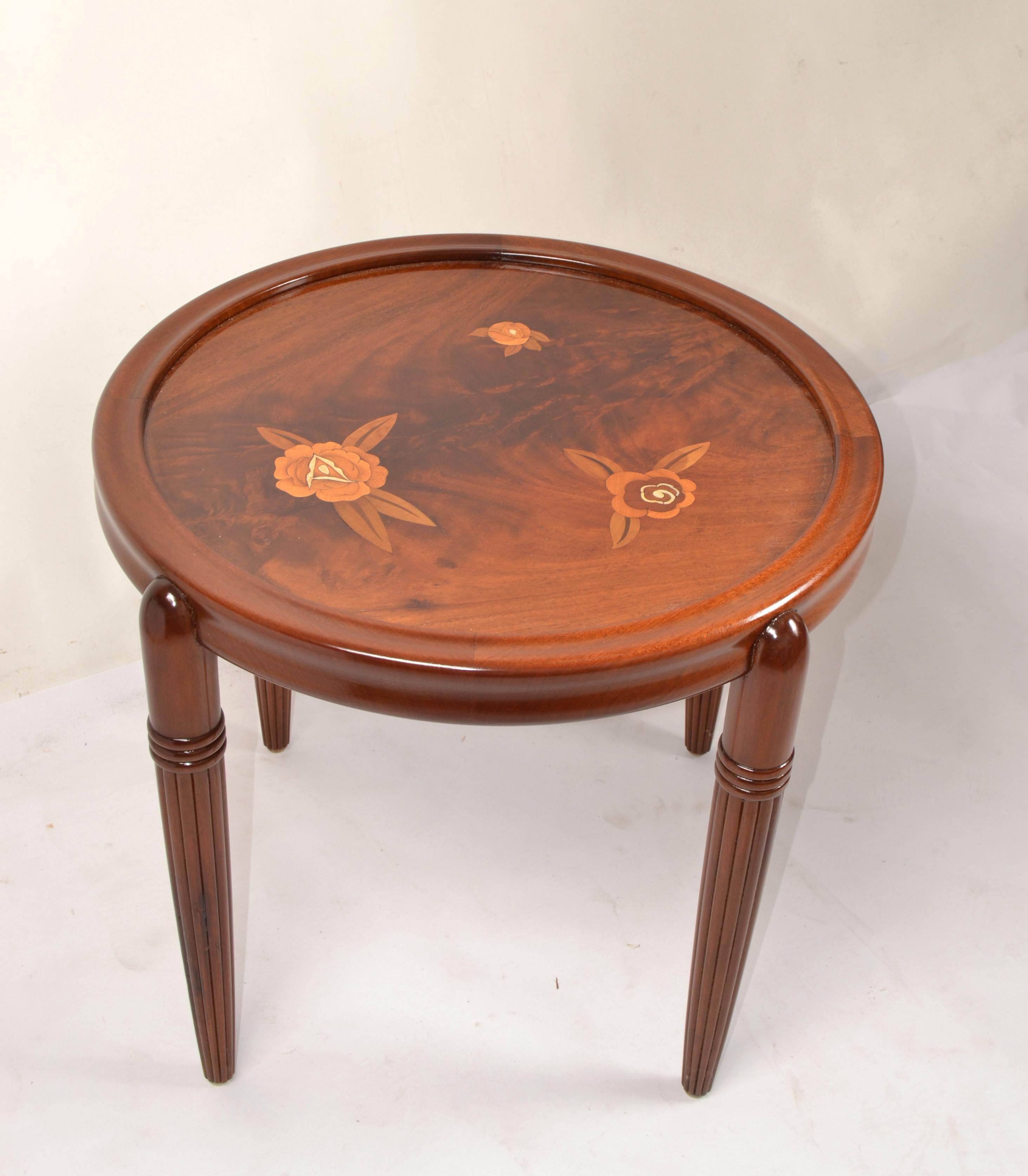 30er Jahre Art Deco Französisch Jules Leleu Runde Intarsien Mahagoni Couchtisch verjüngte Beine (Art déco) im Angebot