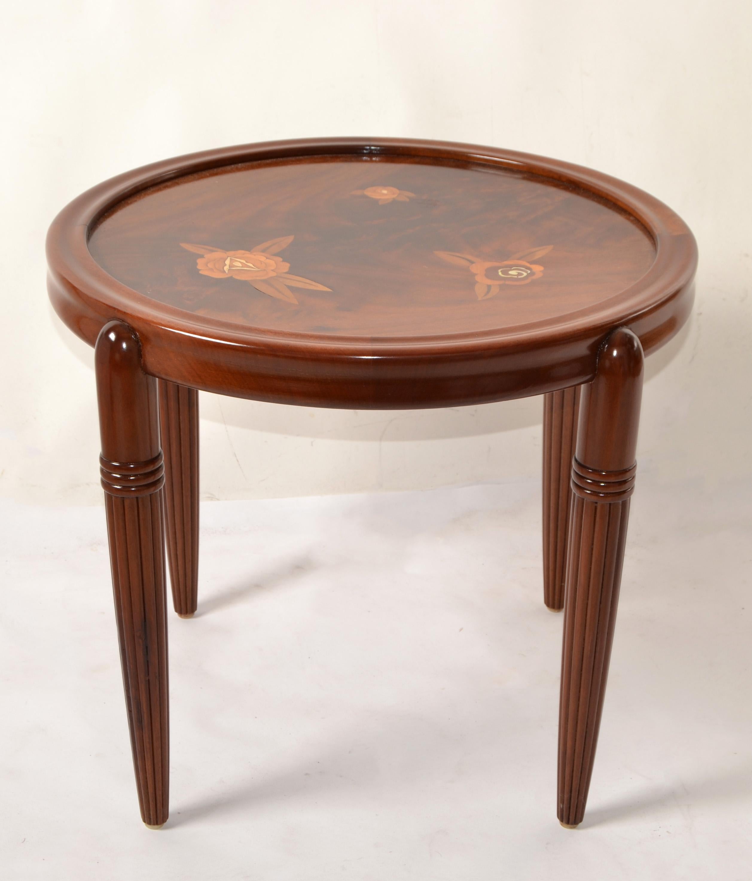 30er Jahre Art Deco Französisch Jules Leleu Runde Intarsien Mahagoni Couchtisch verjüngte Beine (Handgefertigt) im Angebot