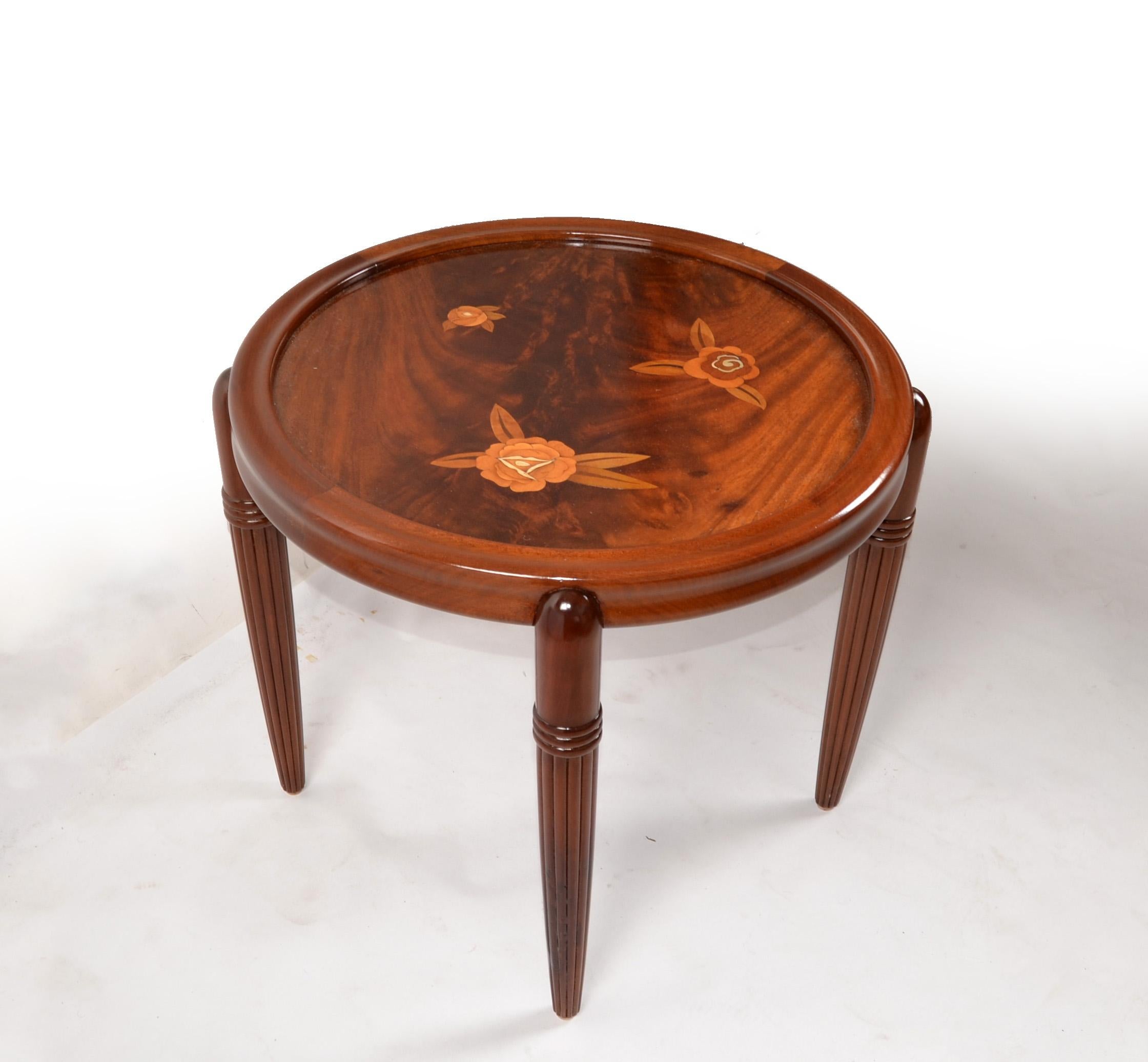 30er Jahre Art Deco Französisch Jules Leleu Runde Intarsien Mahagoni Couchtisch verjüngte Beine im Zustand „Gut“ im Angebot in Miami, FL
