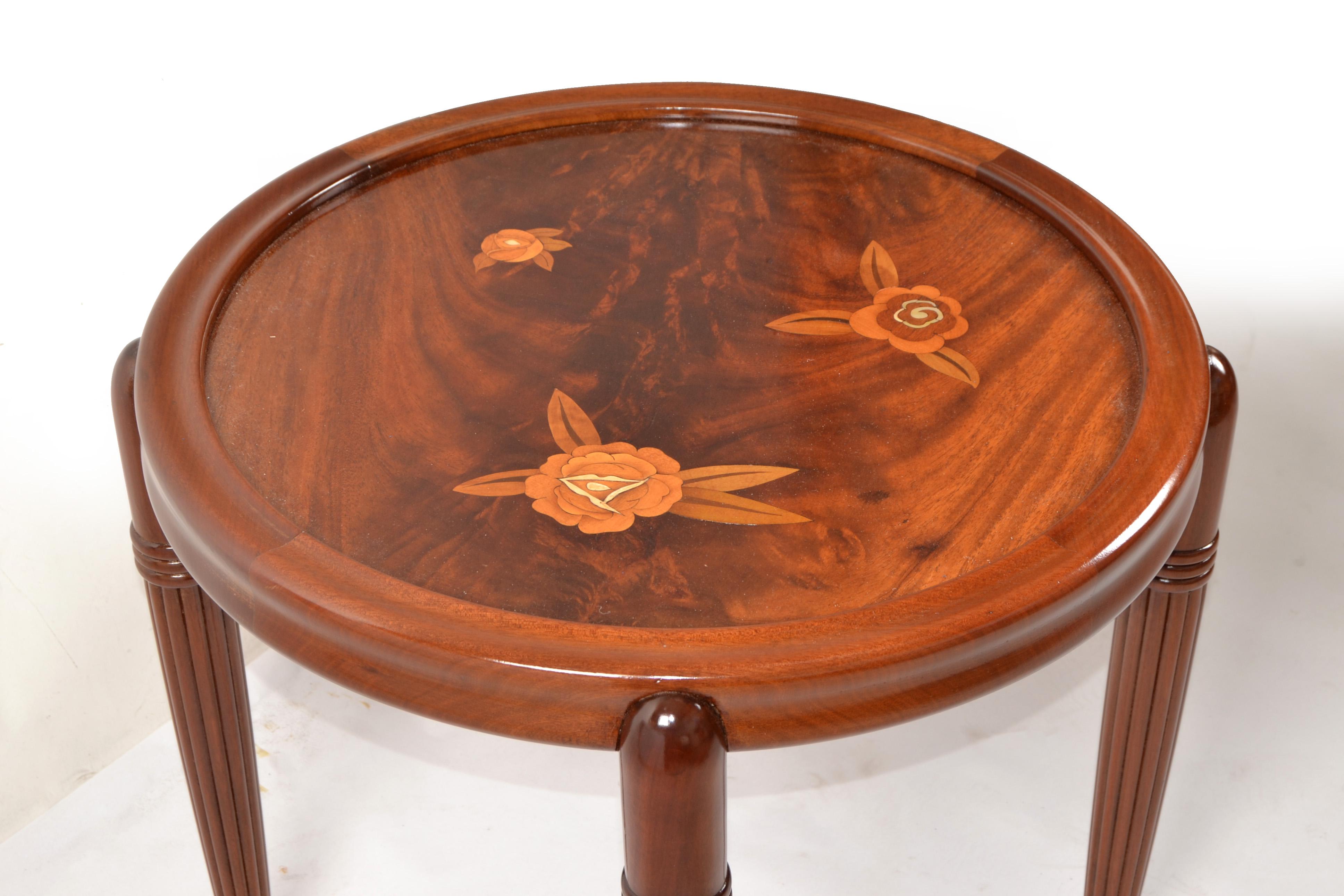 30er Jahre Art Deco Französisch Jules Leleu Runde Intarsien Mahagoni Couchtisch verjüngte Beine (20. Jahrhundert) im Angebot
