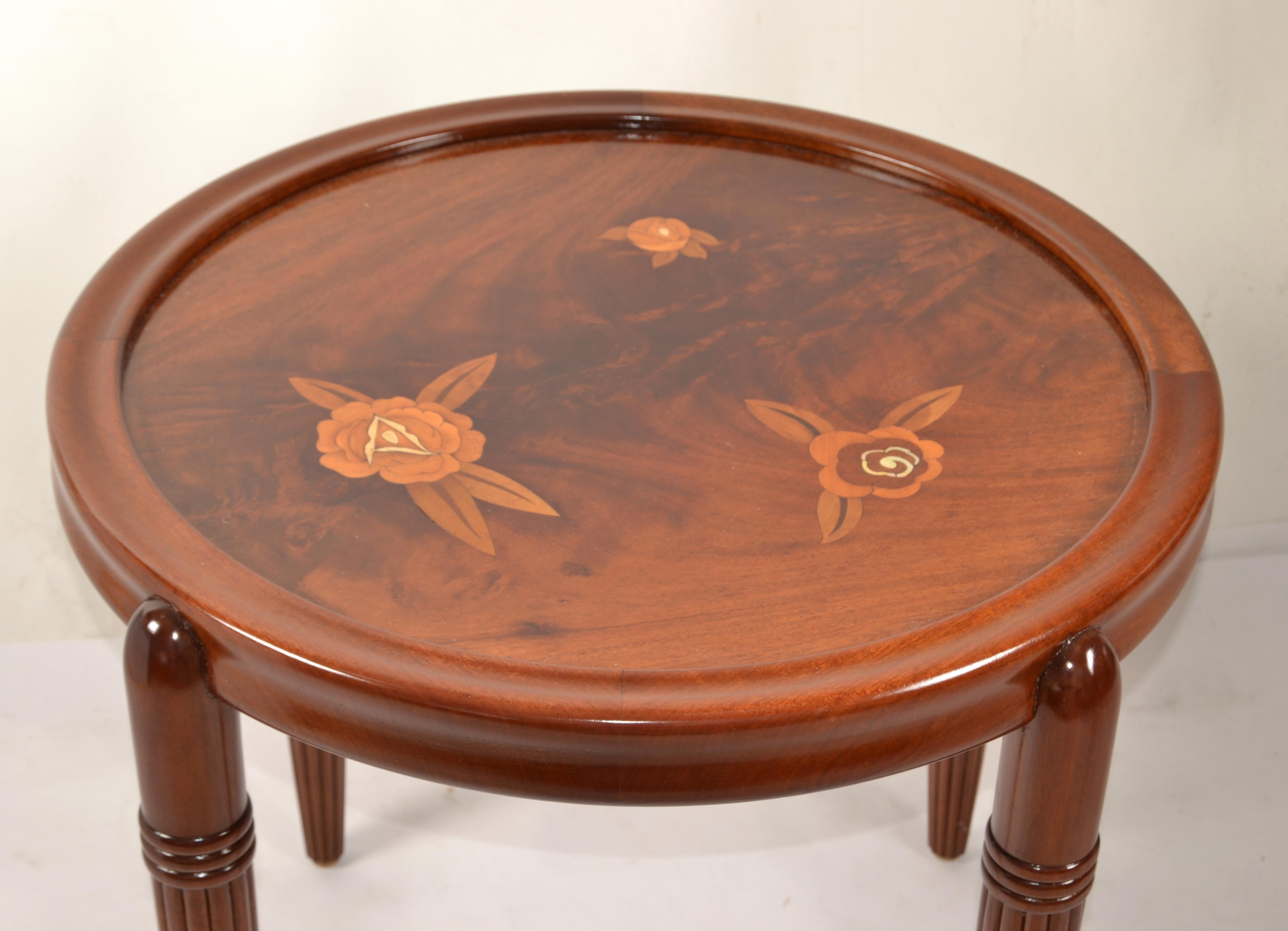 30er Jahre Art Deco Französisch Jules Leleu Runde Intarsien Mahagoni Couchtisch verjüngte Beine im Angebot 1
