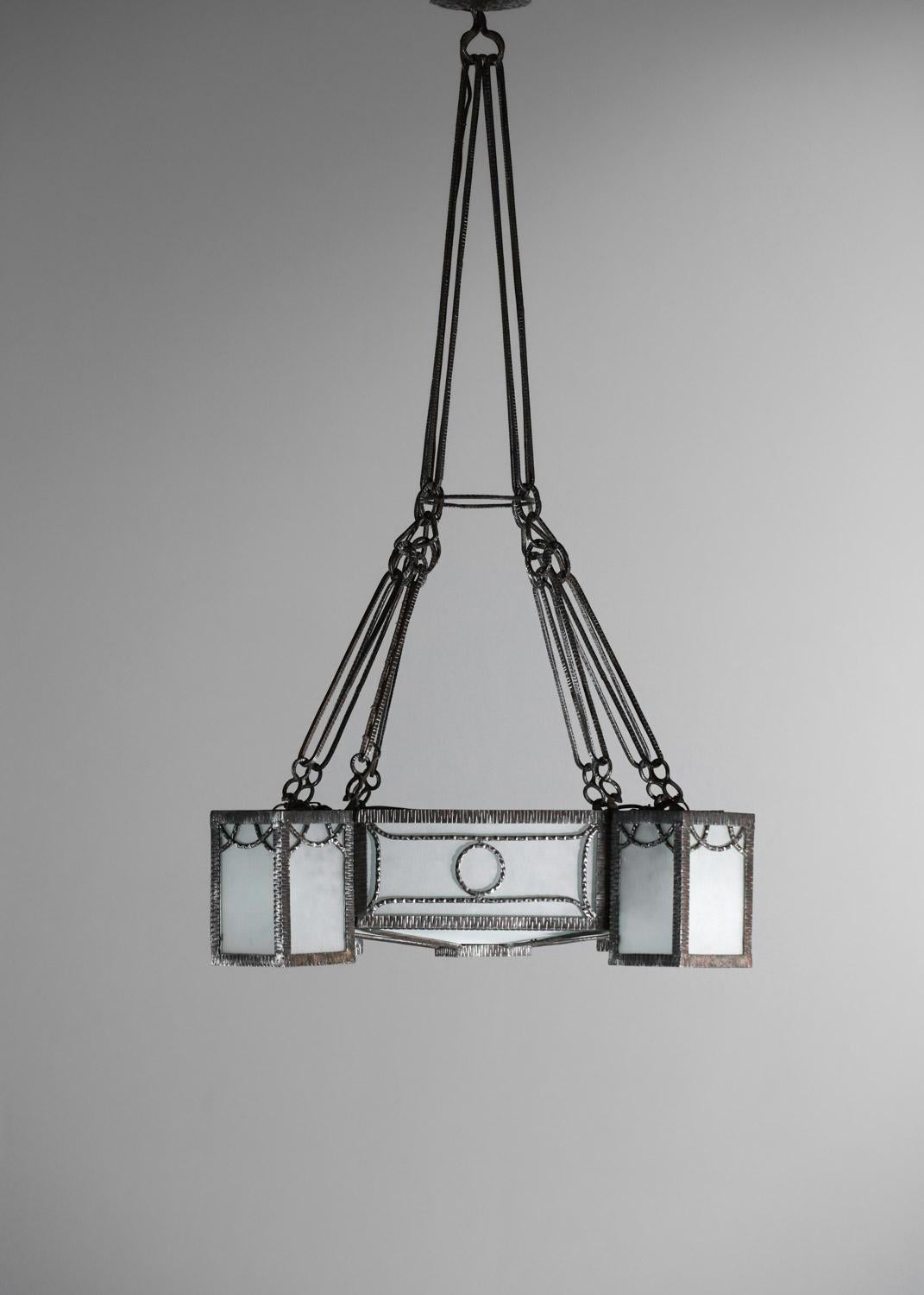 Verre Lustre Art déco en fer forgé et verre givré géométrique, design français, années 30  en vente