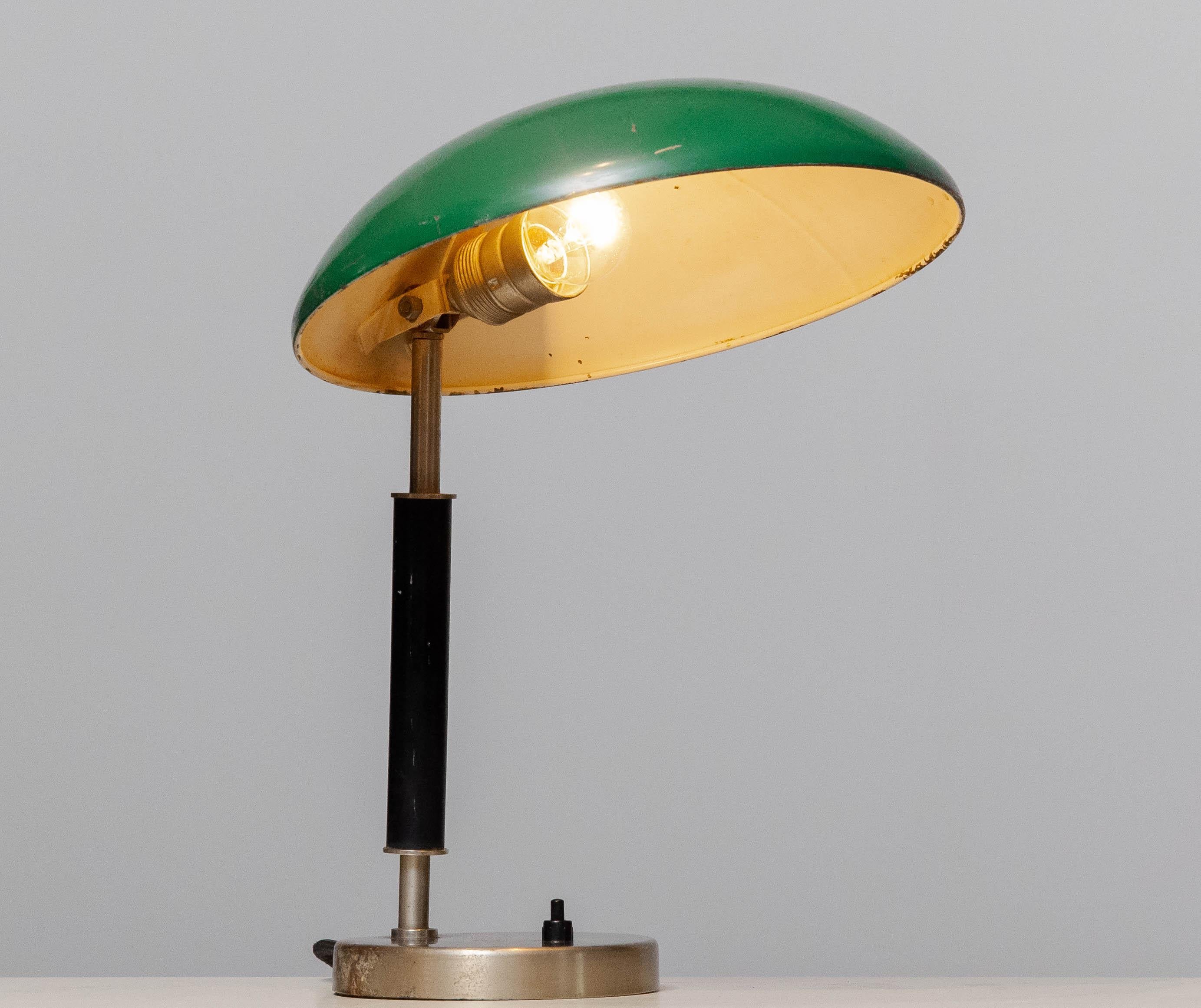 Suédois Lampe de bureau / lampe à poser en métal et vert des années 30 par Harald Notini pour Arvid Böhlmarks en vente