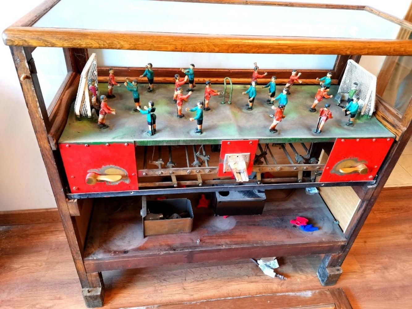 20th Century 30's Mechanical Football Toy Game by Chester-Pollard Amusement Company-New York For Sale