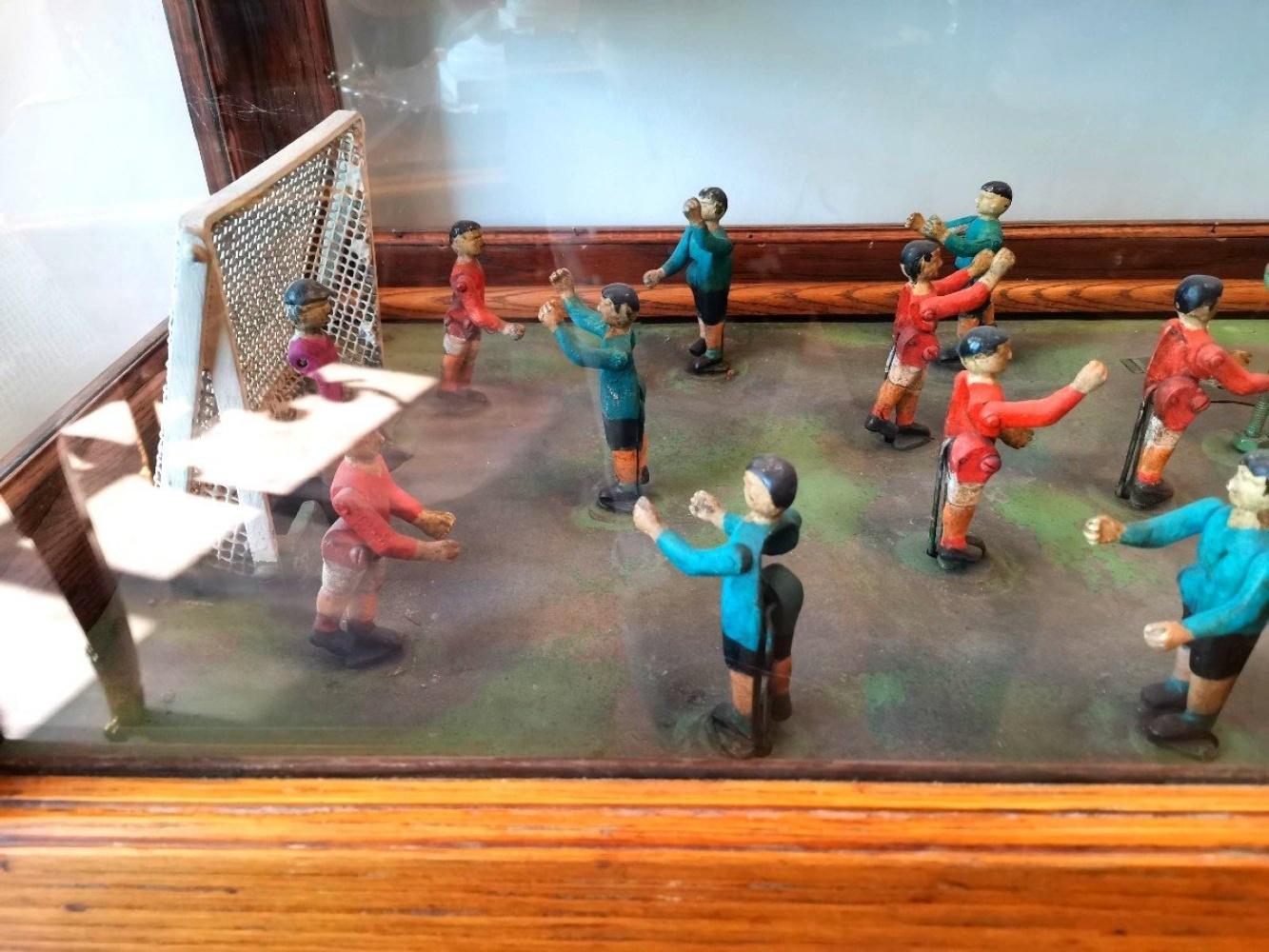30's Mechanical Football Toy Game by Chester-Pollard Amusement Company-New York In Good Condition For Sale In Madrid, ES