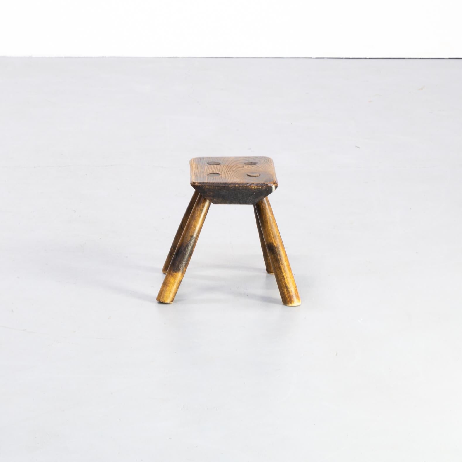 Sometimes it is simple true. Size does matter. This small full oak stool has been made about one century ago. Based on the aging of metarial and the manner of production. Beautiful in it's simplicity. Can be used as minor stool, plant stand, but