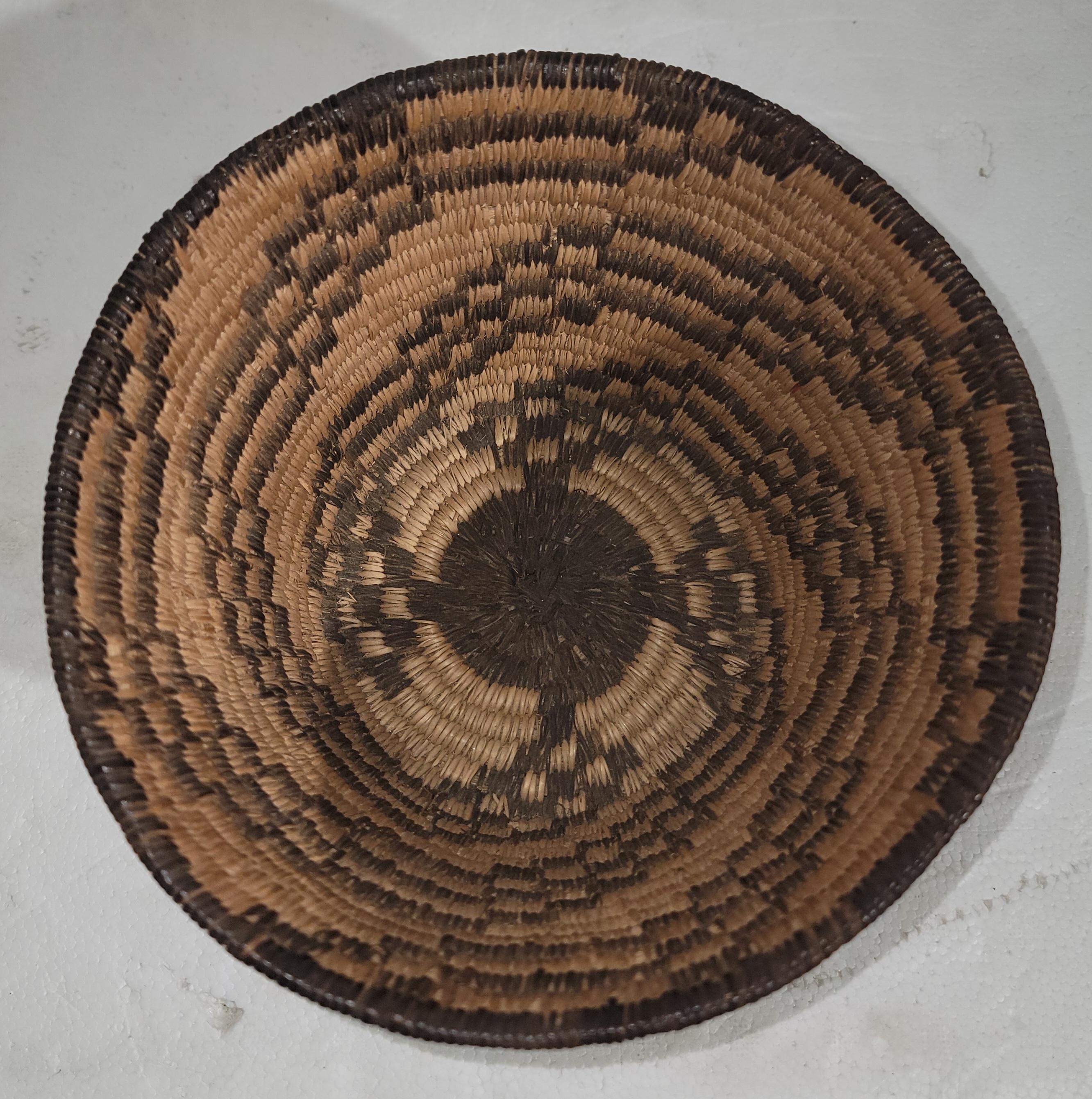 1930s Pima Indian basket, American Indian basket in very good condition with Spiral geometric pattern. Wonderful dyed hemp great size. 