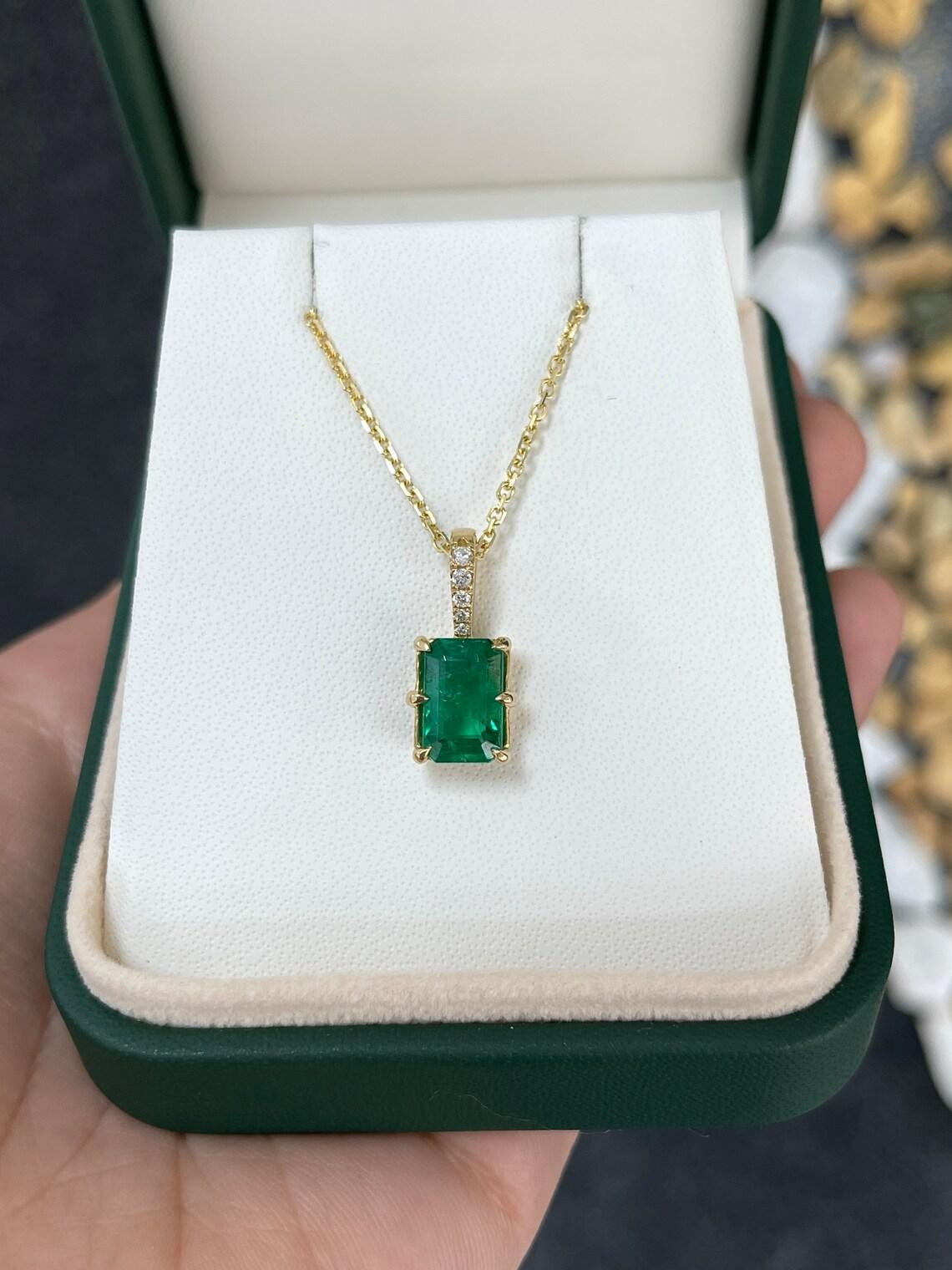 3.0tcw 18K Smaragd & Diamant-Anhänger Halskette Feine Qualität Solitär Smaragd (Moderne) im Angebot