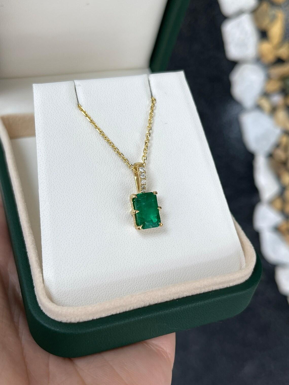 3.0tcw 18K Smaragd & Diamant-Anhänger Halskette Feine Qualität Solitär Smaragd (Smaragdschliff) im Angebot