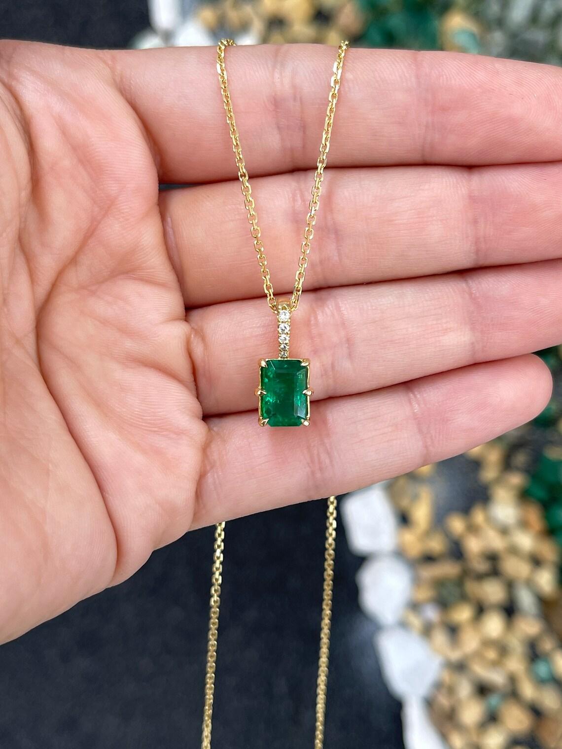 3.0tcw 18K Smaragd & Diamant-Anhänger Halskette Feine Qualität Solitär Smaragd im Zustand „Neu“ im Angebot in Jupiter, FL