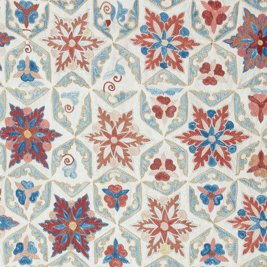 Ricamato Appendiabiti da parete 30x30 in seta 100% contemporanea. Tovaglia ricamata. Decorazioni da parete in vendita