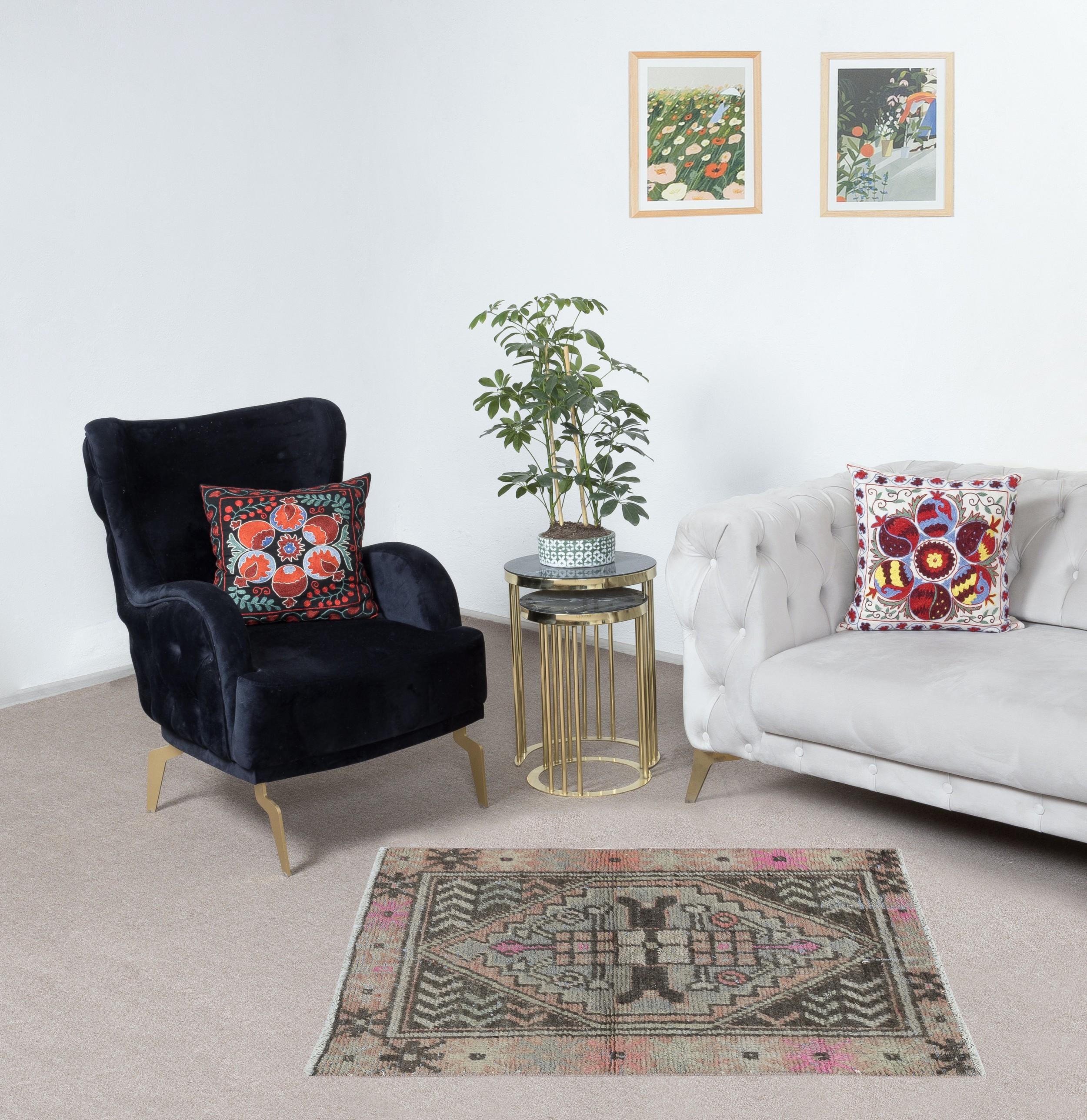 Bringen Sie einen Hauch von zeitloser Eleganz in Ihr Zuhause mit diesem handgeknüpften türkischen Streuteppich im Vintage-Stil, der von erfahrenen Kunsthandwerkern aus 100 % Wolle hergestellt wird. Dieser Teppich eignet sich perfekt als Fußmatte,