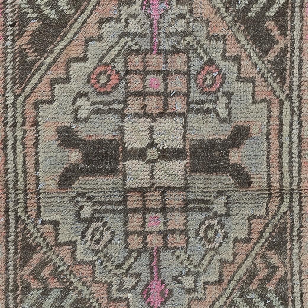 30x41 in Vintage Handgefertigter Schachtelteppich, türkischer Akzentteppich, dekorativer Türteppich (Handgeknüpft) im Angebot