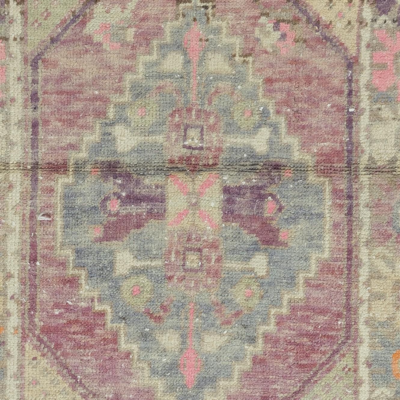 Annodato a mano 30x46 in Un esemplare di una coppia di tappeti sparsi fatti a mano del 1960. Tappeto turco d'accento. Tappetino per la porta in vendita