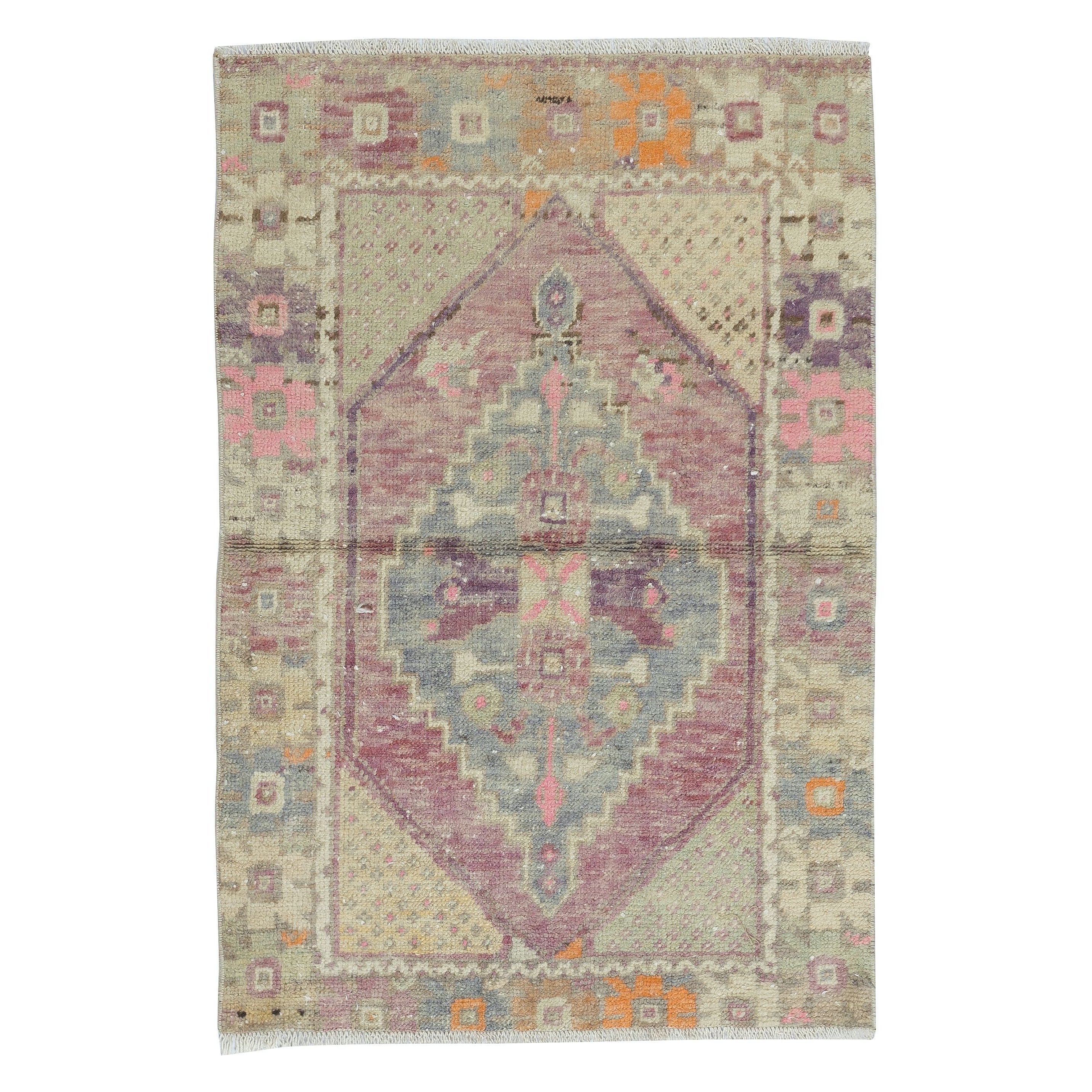 30x46 in Einem von einem Paar 1960er Jahre Handmade Scatter Rug. Türkischer Akzentteppich. Türmatte