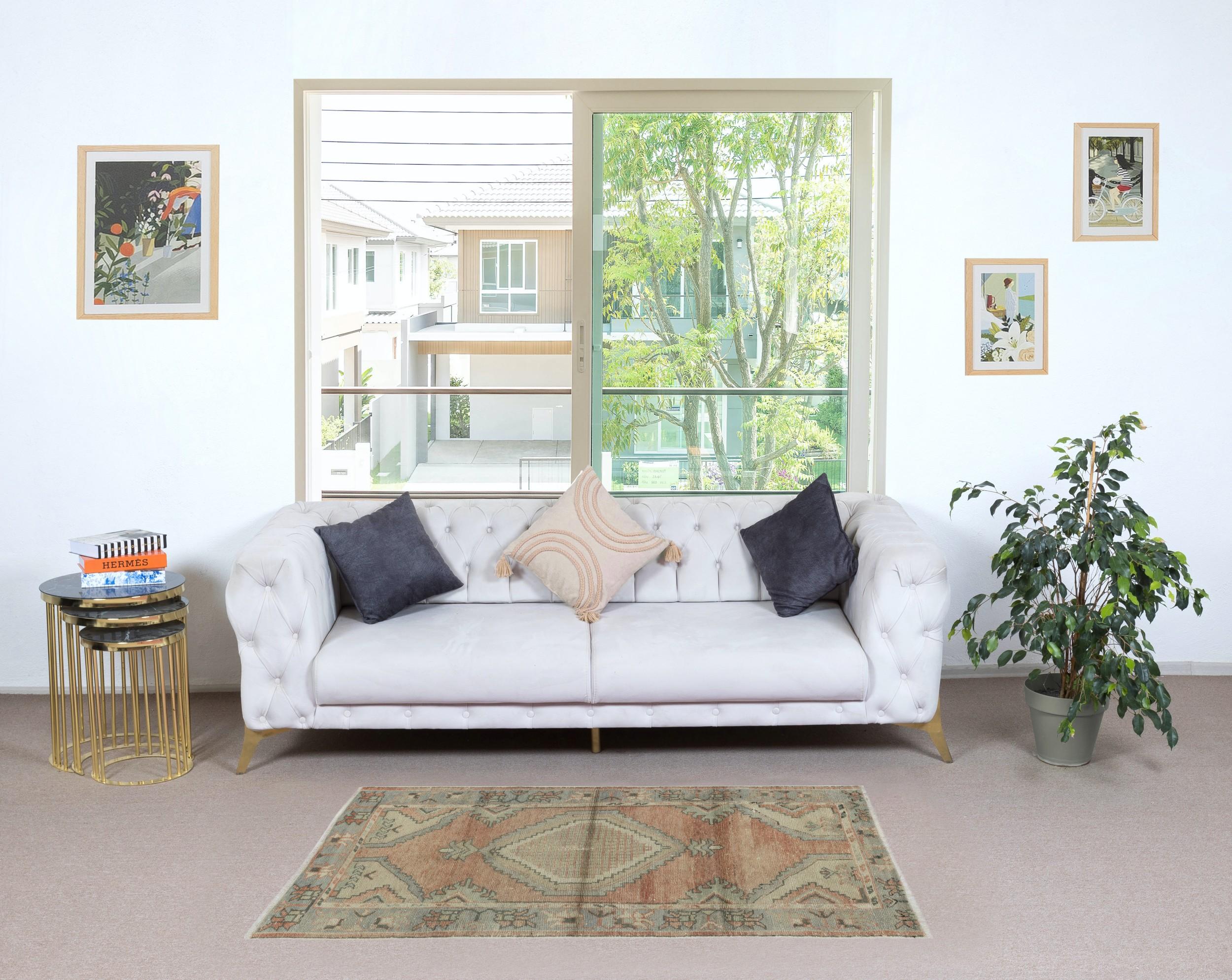 Ajoutez une touche d'élégance intemporelle à votre intérieur avec ce tapis turc traditionnel noué à la main, fabriqué à partir de 100 % de laine de première qualité. Cette pièce exquise capture l'essence de l'artisanat anatolien traditionnel, avec