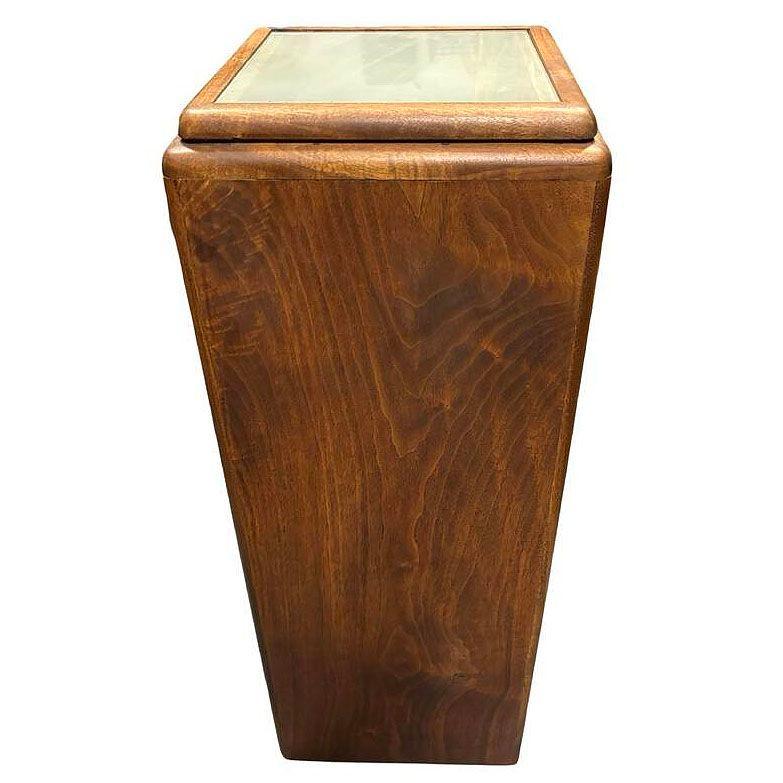 Questo piedistallo luminoso in noce nero di epoca Art Deco presenta bordi a cascata scolpiti a mano e un piano in vetro smerigliato che si illumina da sotto. Il piedistallo ha una finitura lucida e calda che mette in risalto le venature naturali,