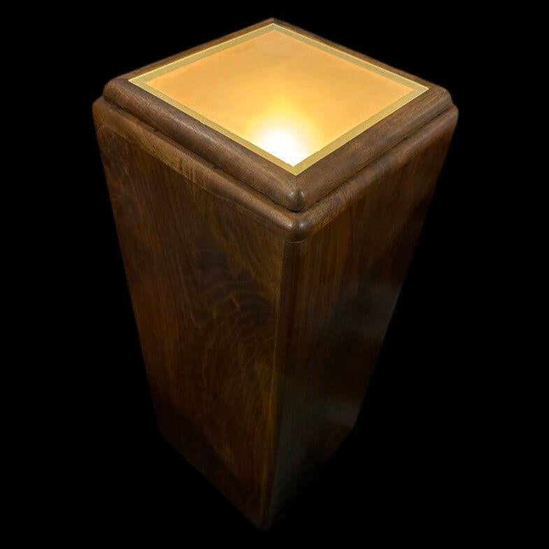 Vetro Espositore a piedistallo scolpito in noce nero Art Deco da 31