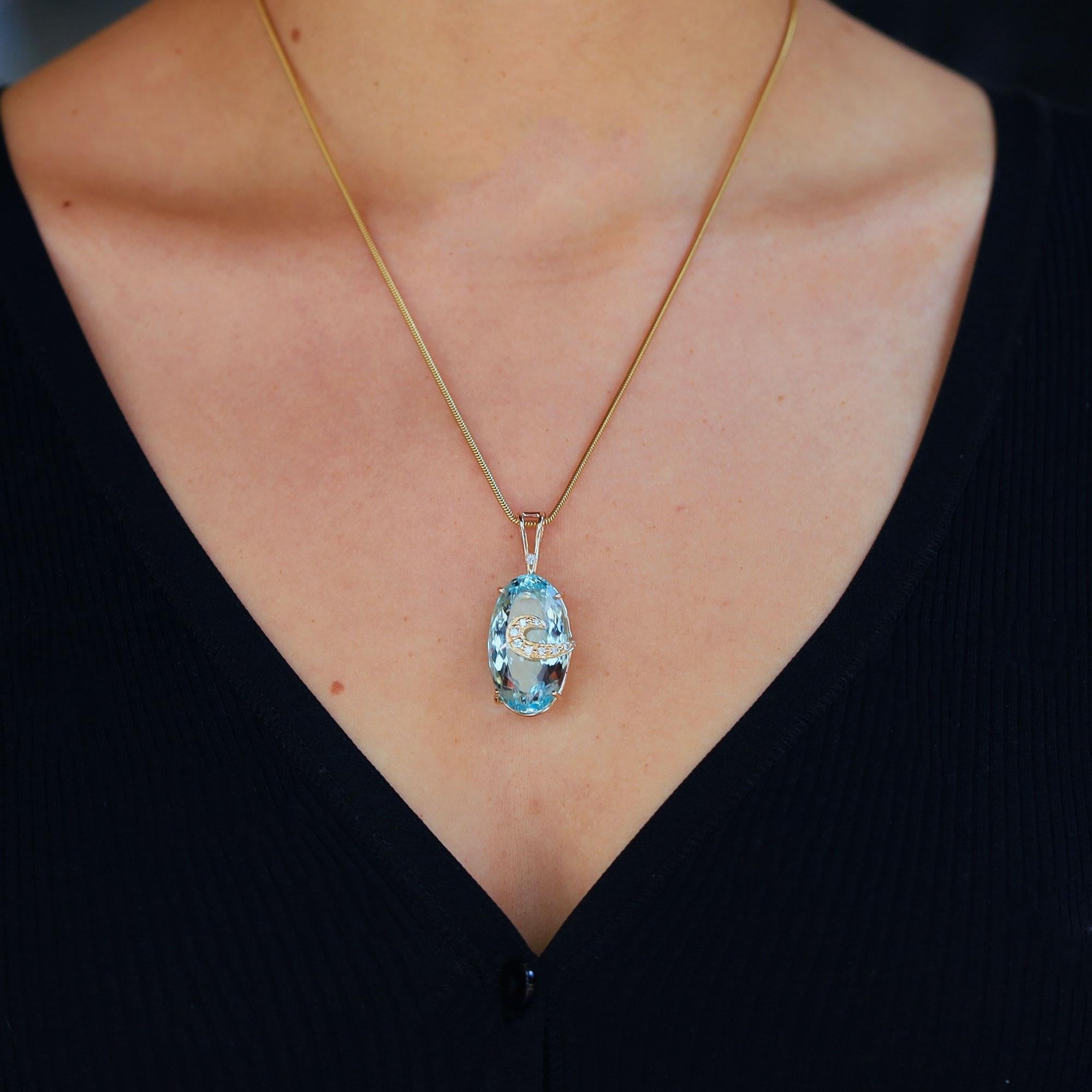 Vintage e sostenibile, questo affascinante ciondolo contemporaneo è un must per gli amanti dell'oceano alla moda. L'acquamarina da 31 carati, tagliata in una popolare forma ovale sfaccettata, presenta lampi mozzafiato. La gemma azzurra è
