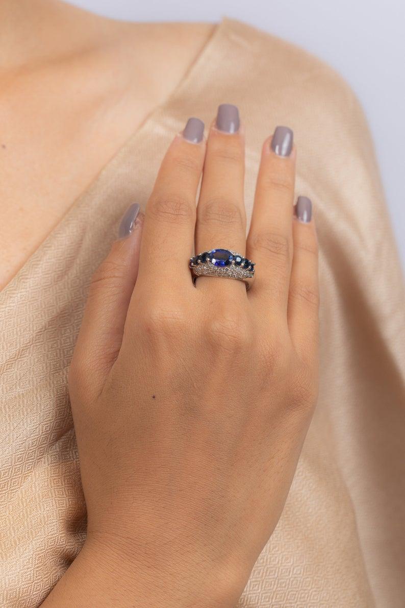 Modern 3.1 Carat Blue Sapphire Diamond 14 Karat Gold Ring For Sale