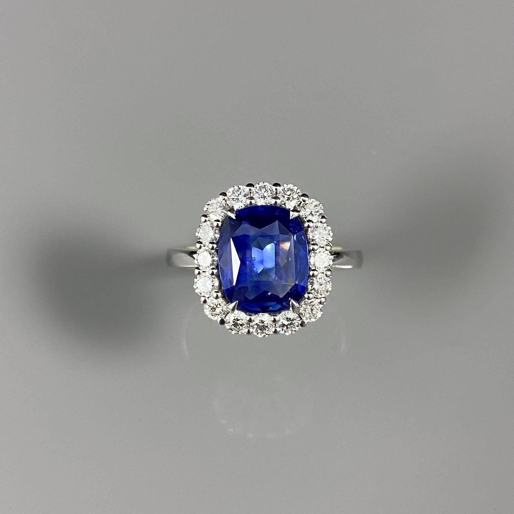 Contemporary 3.1 Carat Cornflower Blue Sapphire Diamond Cluster Engagement Ring White Gold