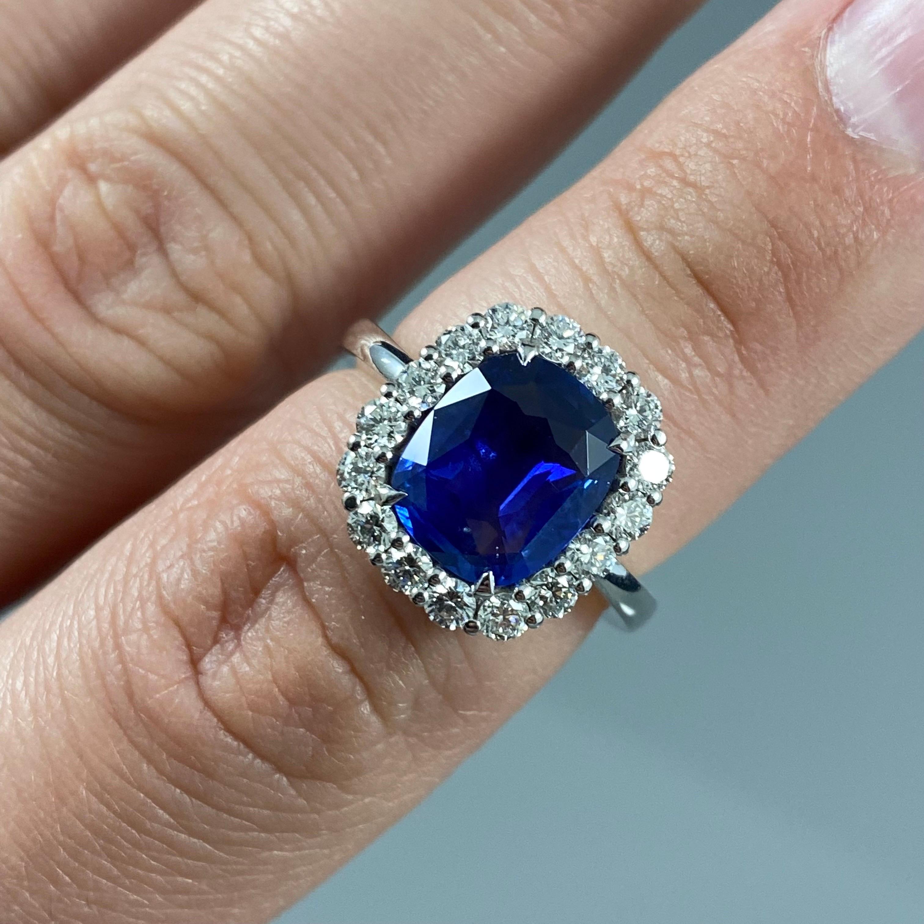3.1 Carat Cornflower Blue Sapphire Diamond Cluster Engagement Ring White Gold In Good Condition In Lisbon, PT