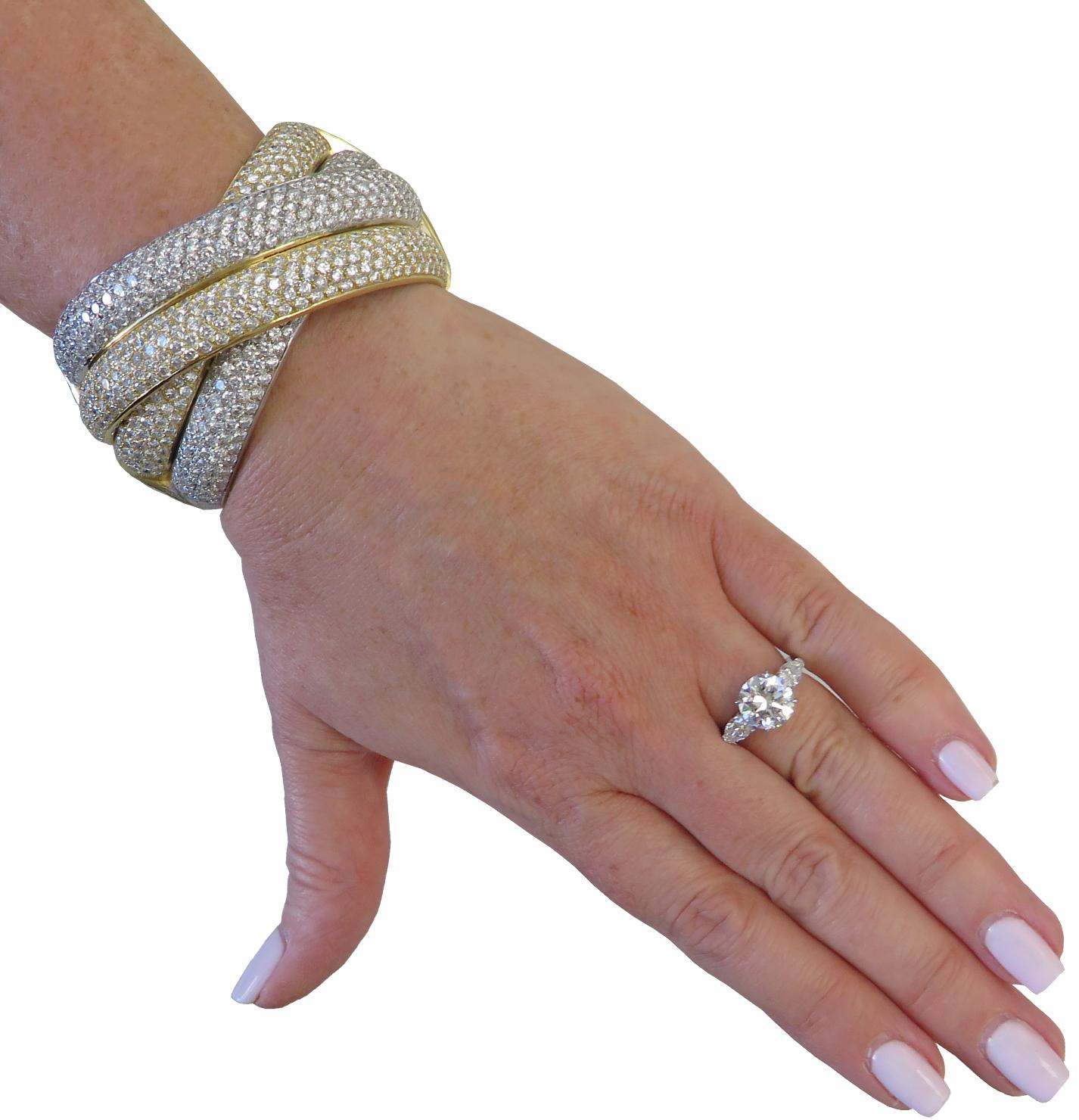 Moderne Bracelet jonc italien en forme de X avec diamants de 31 carats en vente