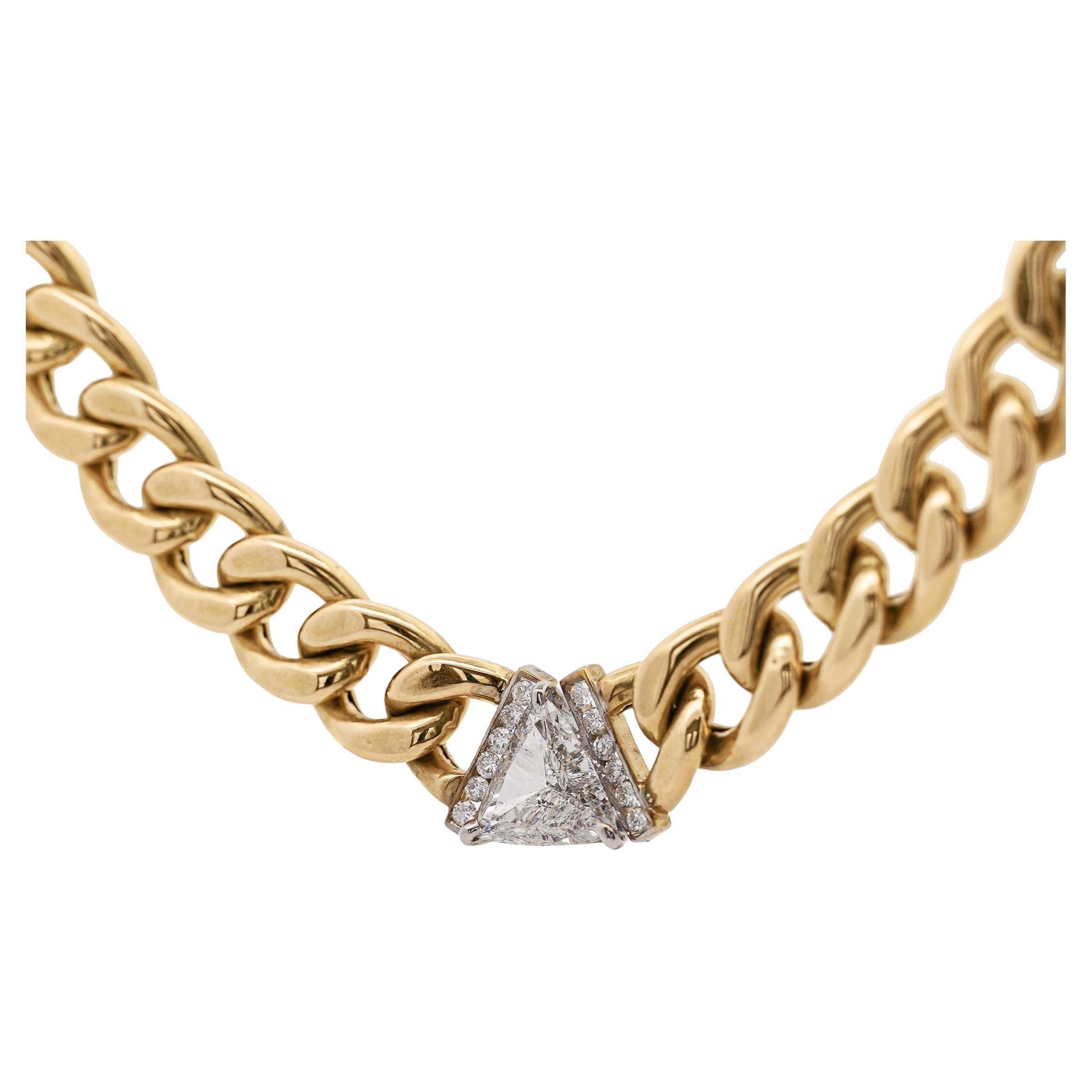 Questo audace girocollo a catena cubana in oro 14 carati presenta una pietra centrale di 2,50 carati con diamante taglio trilione e 0,60 carati di diamanti a taglio rotondo. Larghezza di 11 mm, chiusura sicura a scatola e lunghezza di 16,5 pollici.