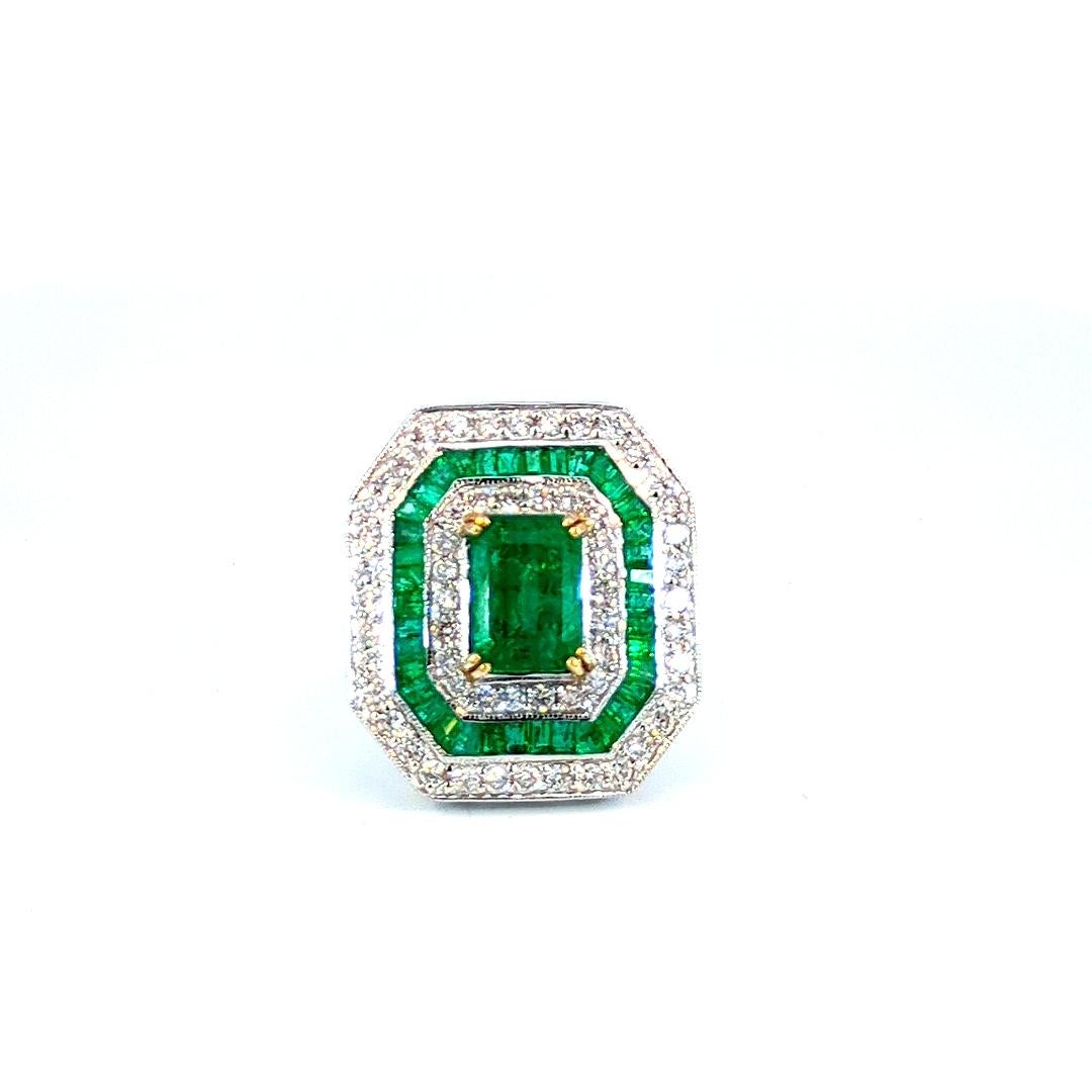 3,1 Karat Smaragd und 2,6 Karat Diamantring in 18K Gold (Art déco) im Angebot