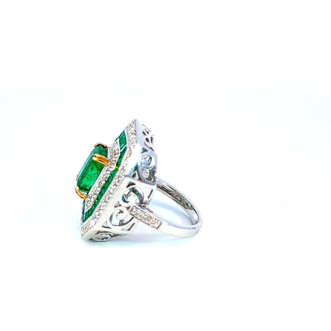 3,1 Karat Smaragd und 2,6 Karat Diamantring in 18K Gold (Baguetteschliff) im Angebot