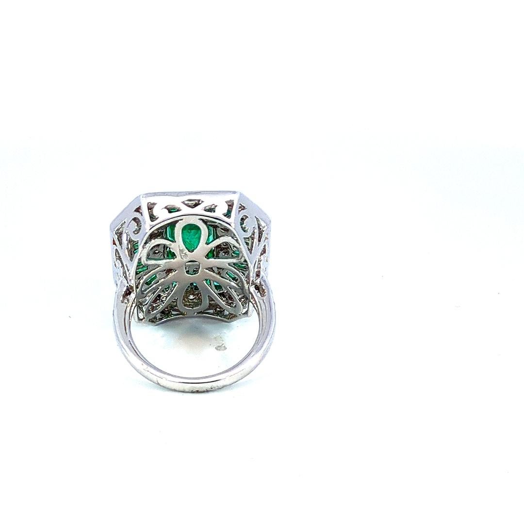 3,1 Karat Smaragd und 2,6 Karat Diamantring in 18K Gold im Zustand „Gut“ im Angebot in New York, NY