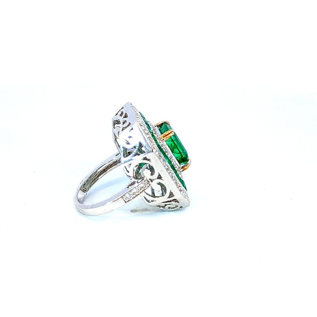 3,1 Karat Smaragd und 2,6 Karat Diamantring in 18K Gold Damen im Angebot