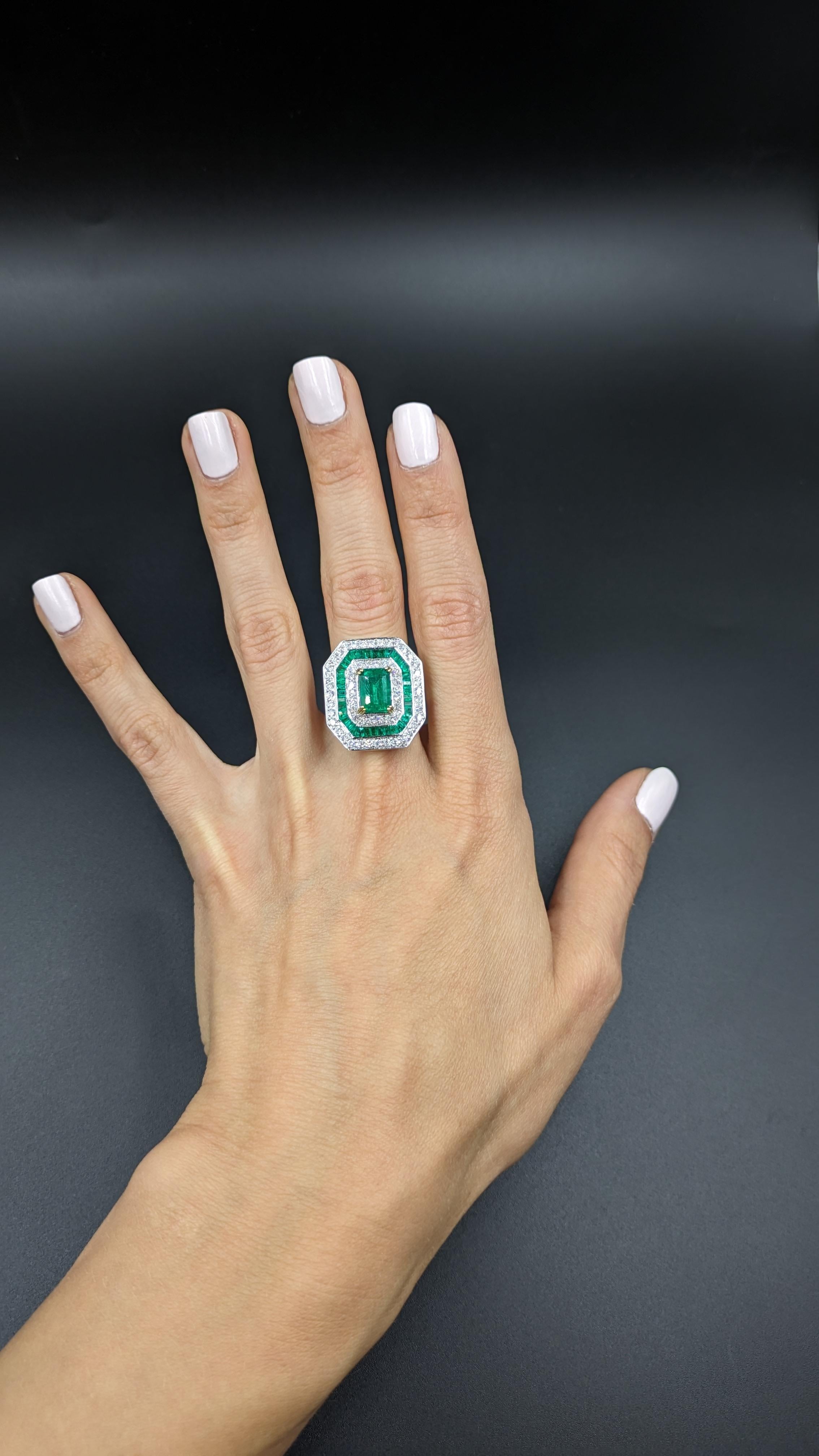 3,1 Karat Smaragd und 2,6 Karat Diamantring in 18K Gold im Angebot 1