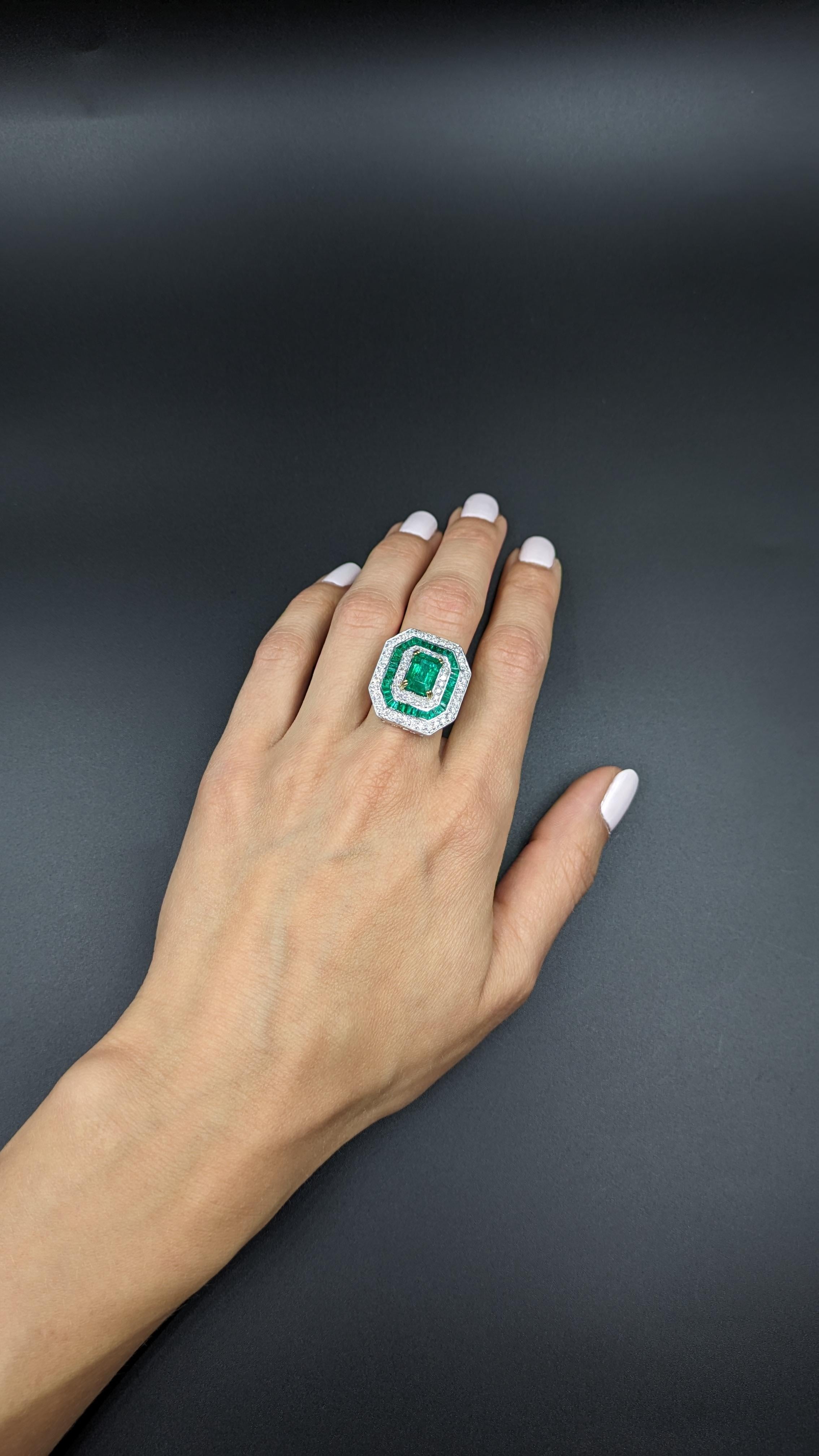 3,1 Karat Smaragd und 2,6 Karat Diamantring in 18K Gold im Angebot 2